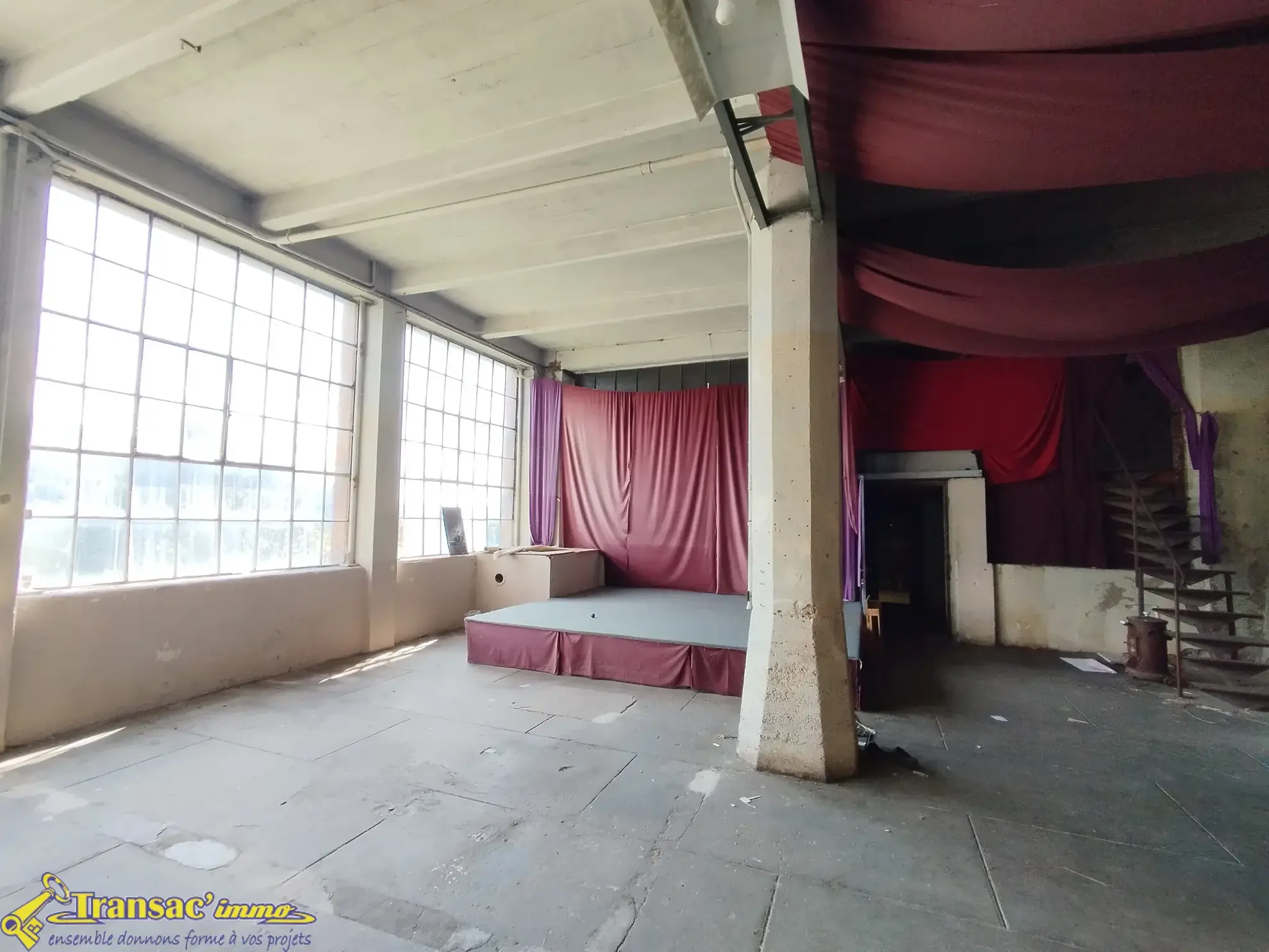 Immeuble à Thiers avec 3 appartements, atelier et garages—Investissement idéal 