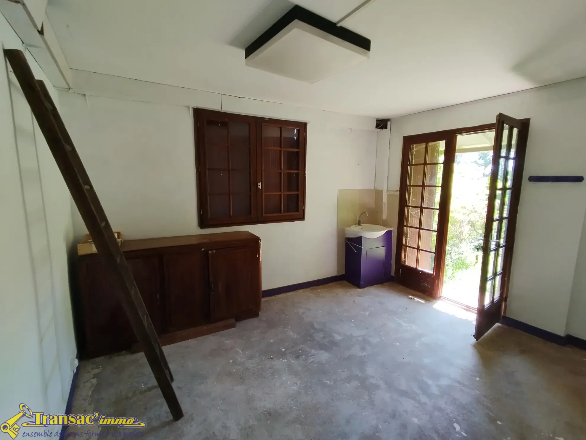 Immeuble à Thiers avec 3 appartements, atelier et garages—Investissement idéal 