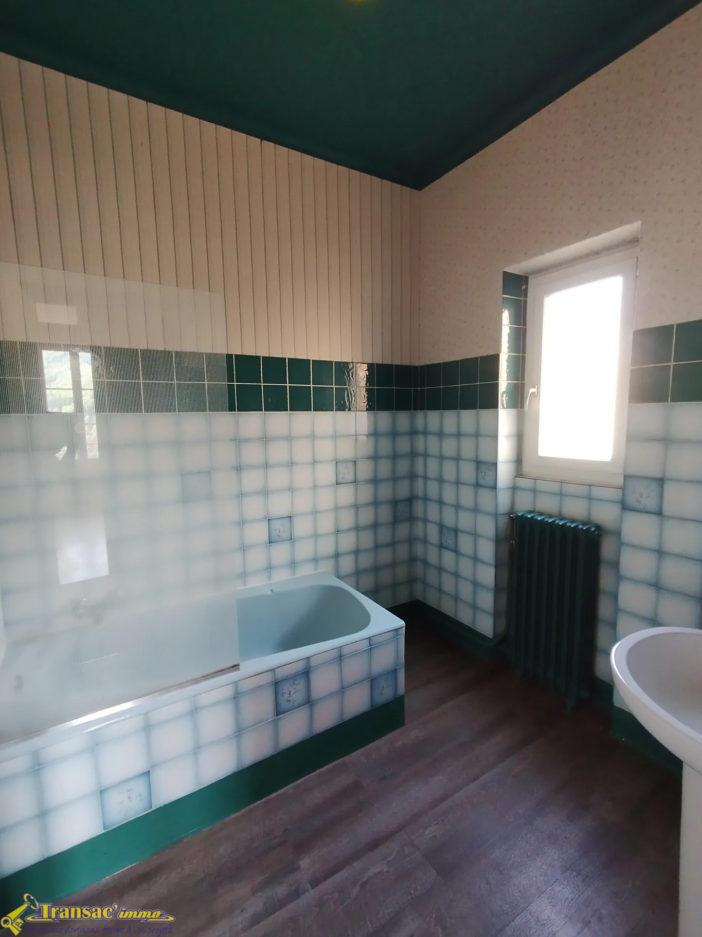 Immeuble à Thiers avec 3 appartements, atelier et garages—Investissement idéal 