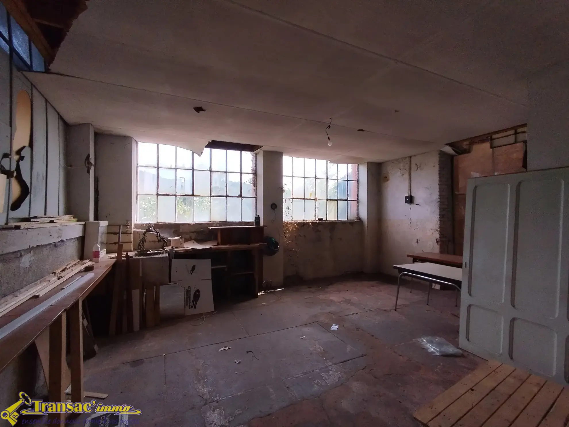 Immeuble à Thiers avec 3 appartements, atelier et garages—Investissement idéal 