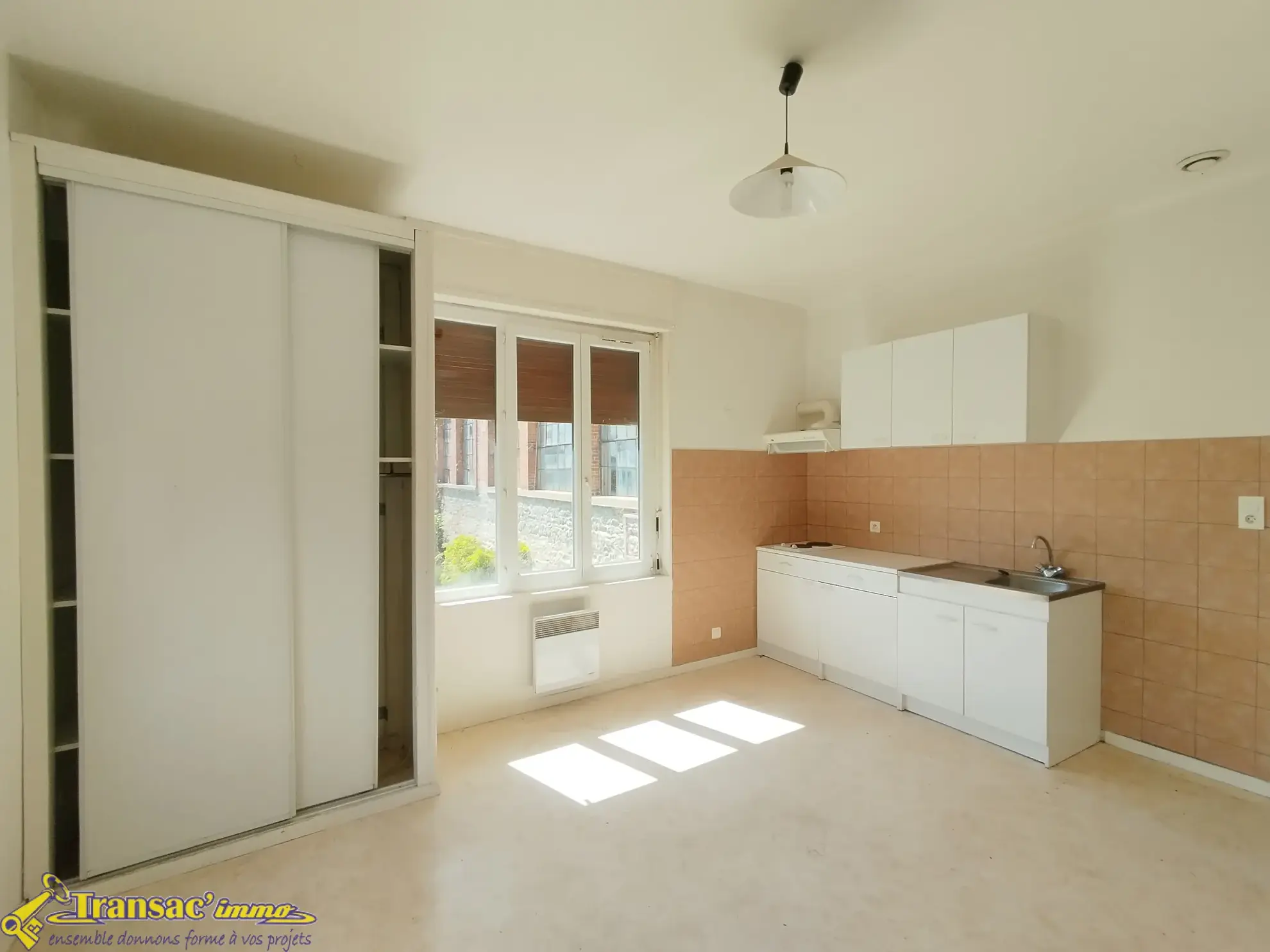 Immeuble à Thiers avec 3 appartements, atelier et garages—Investissement idéal 