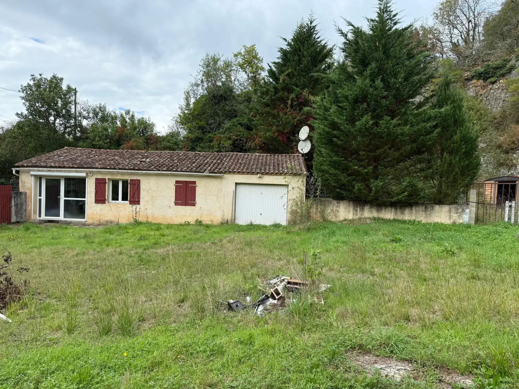 Belle propriété à Lacapelle Biron avec deux maisons, terrain de 4000 m² et multiples possibilités d’aménagement 