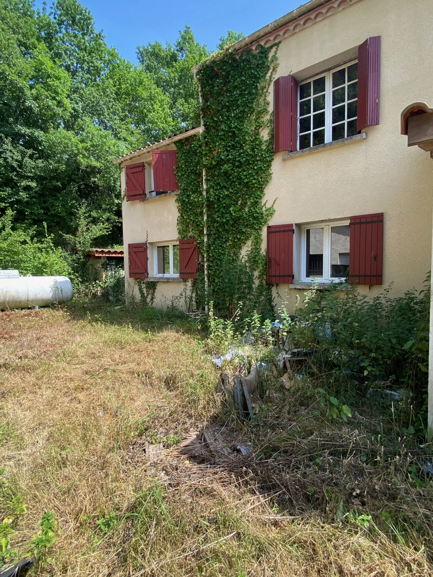 Ensemble immobilier à réhabiliter à Lacapelle Biron avec 4000 m² de terrain 