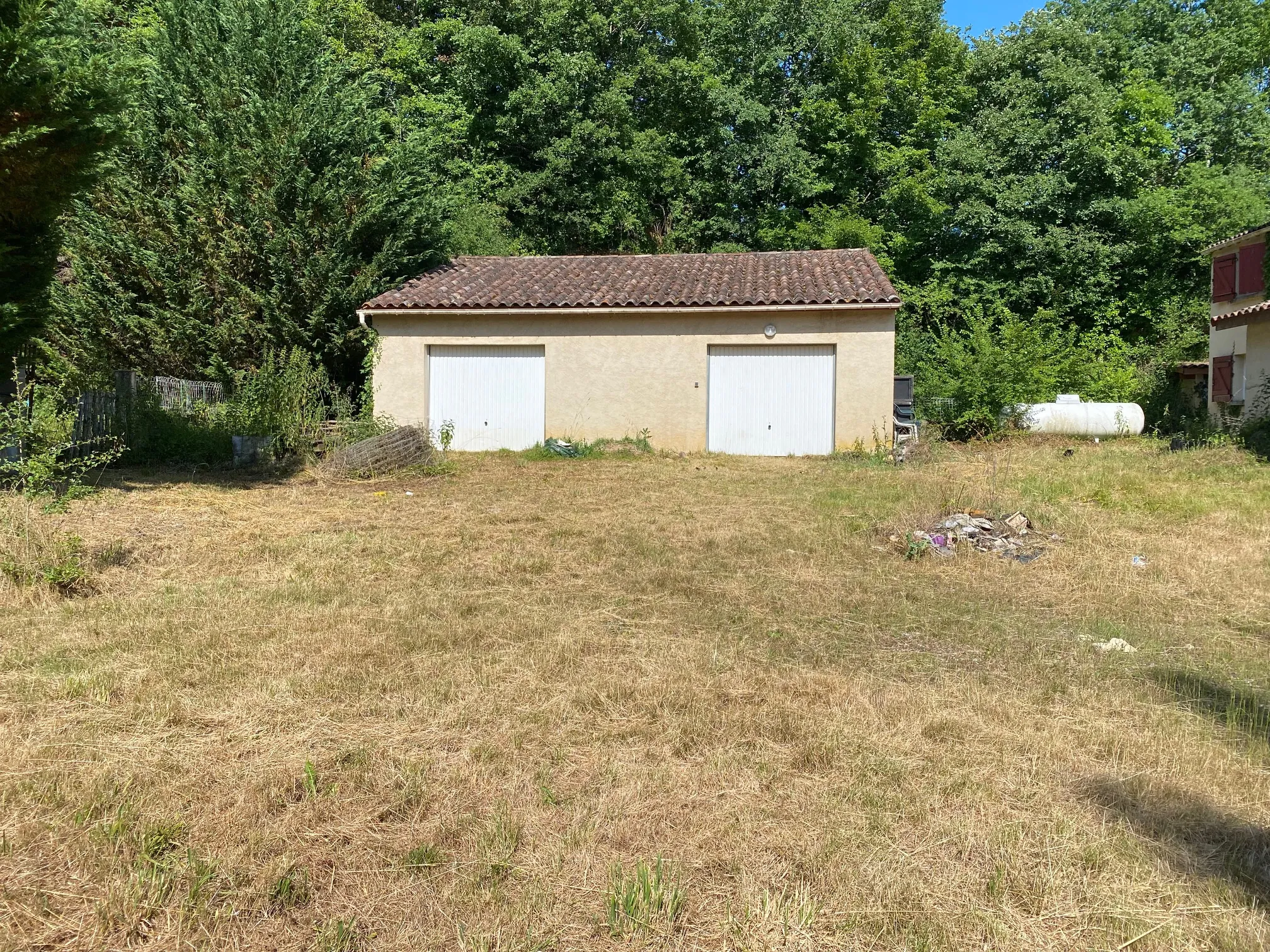 Ensemble immobilier à réhabiliter à Lacapelle Biron avec 4000 m² de terrain 