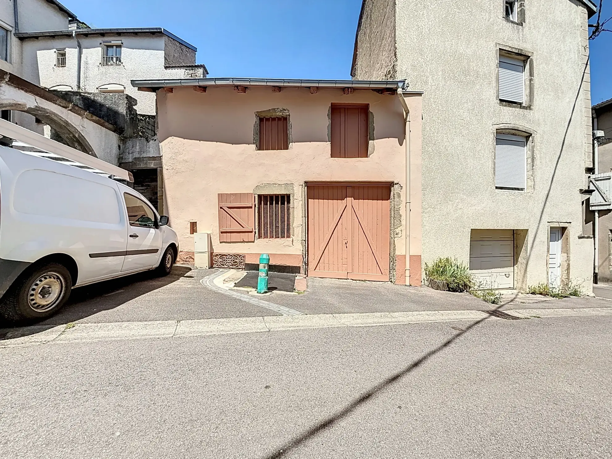 Maison spacieuse de 147 m² à vendre à Mirecourt avec garage et terrasse 