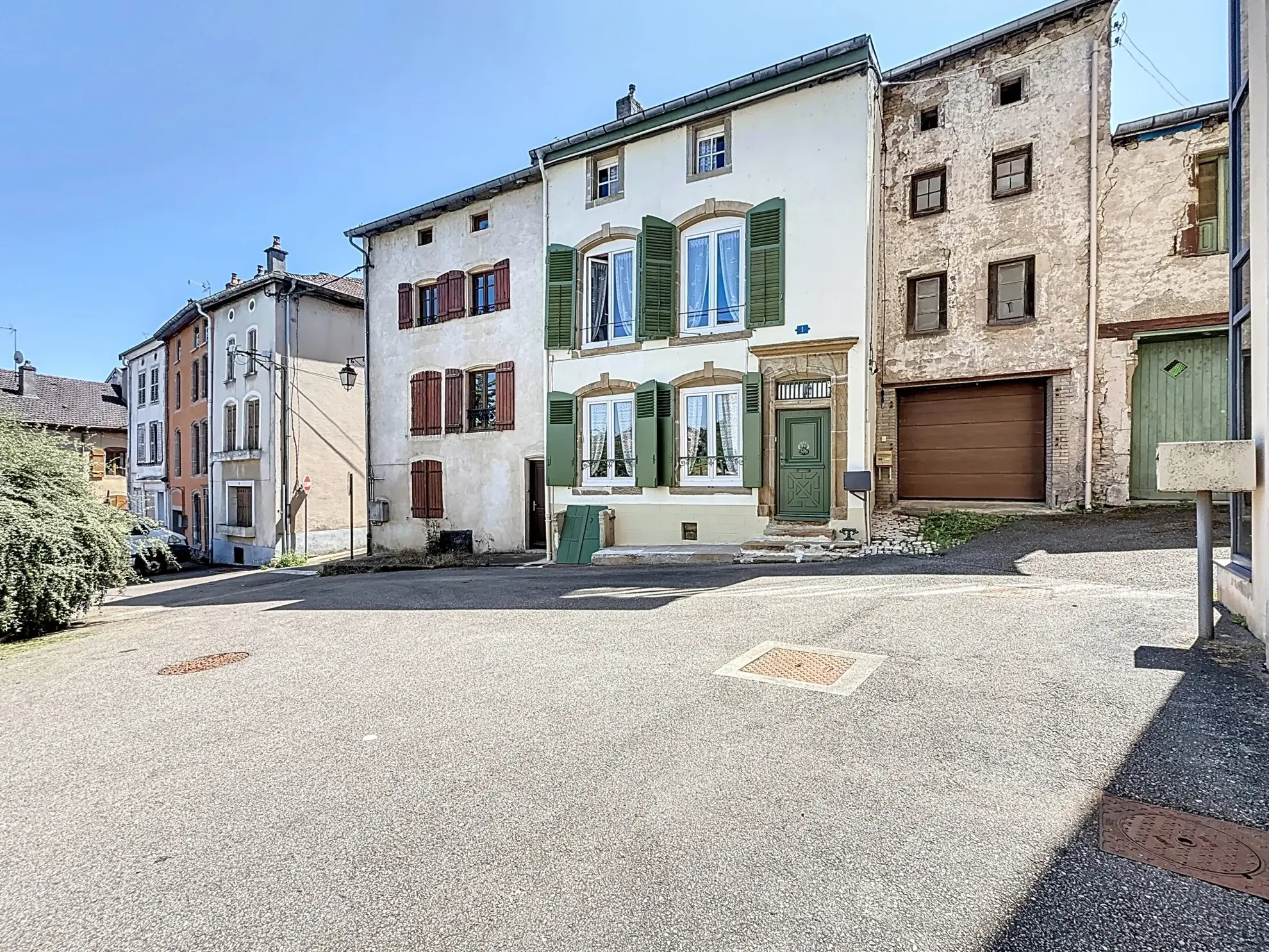 Maison spacieuse de 147 m² à vendre à Mirecourt avec garage et terrasse 
