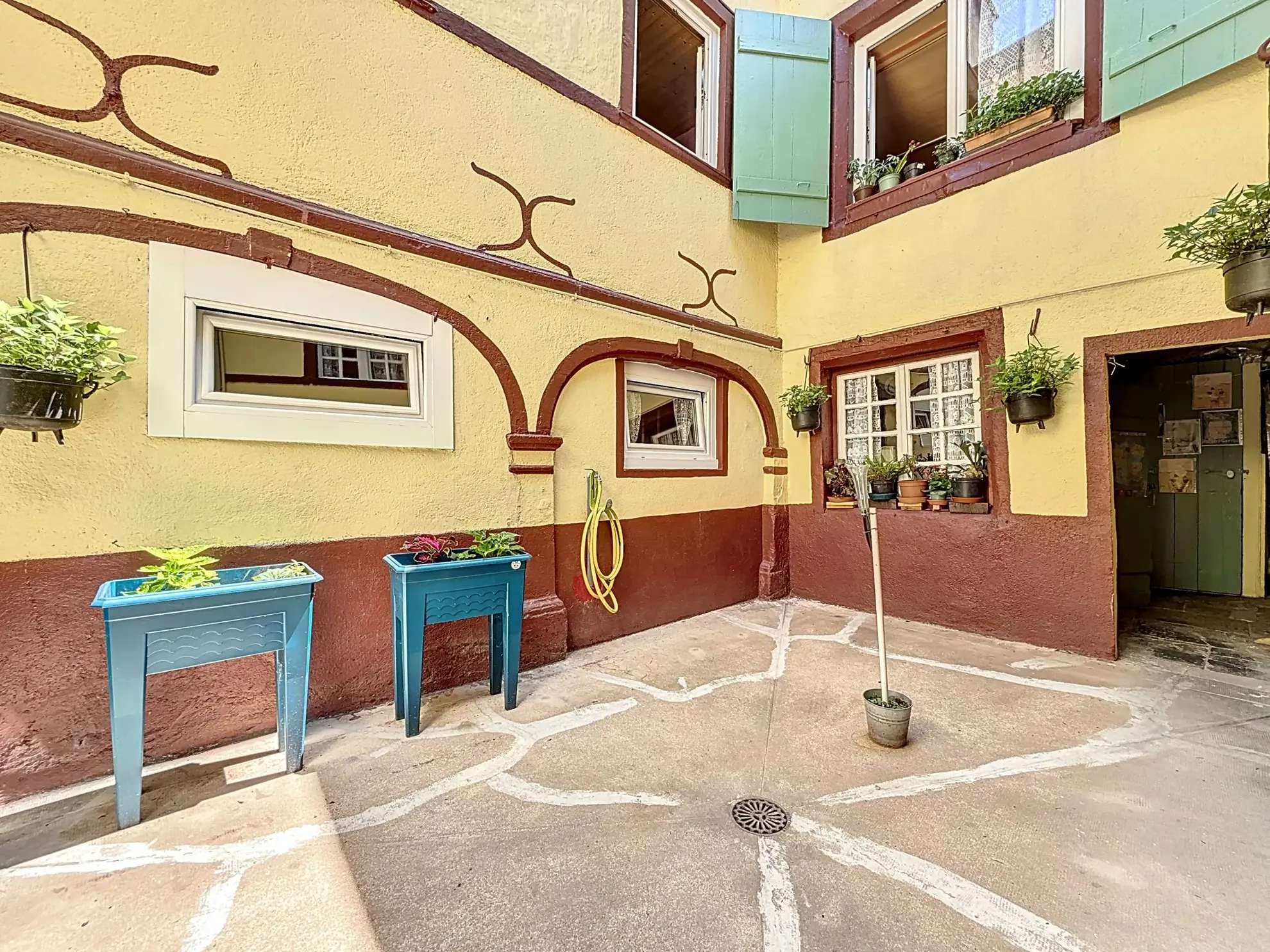 Maison spacieuse de 147 m² à vendre à Mirecourt avec garage et terrasse