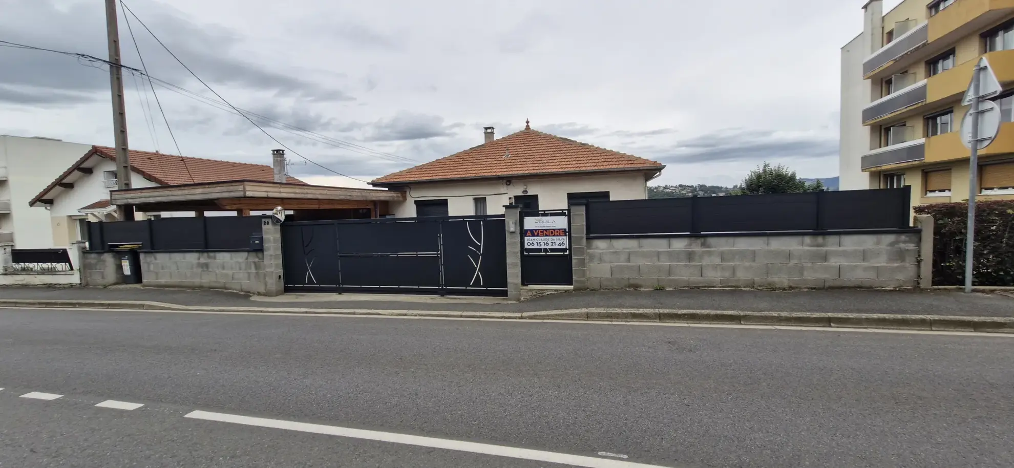 Maison de ville rénovée de 86 m² à Saint-Genest-Lerpt avec terrasse et parking