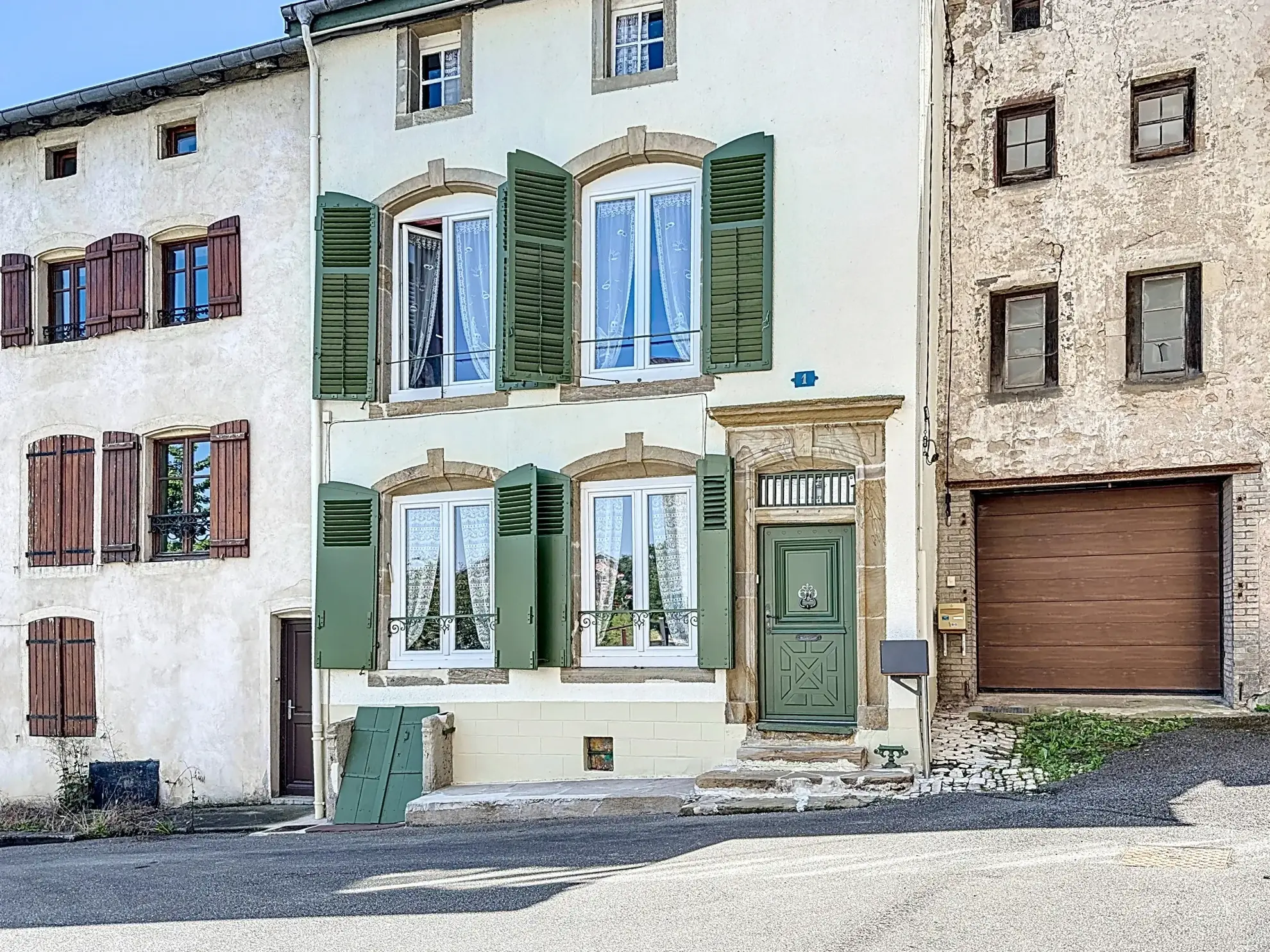 Maison spacieuse de 147 m² à vendre à Mirecourt avec garage et terrasse 