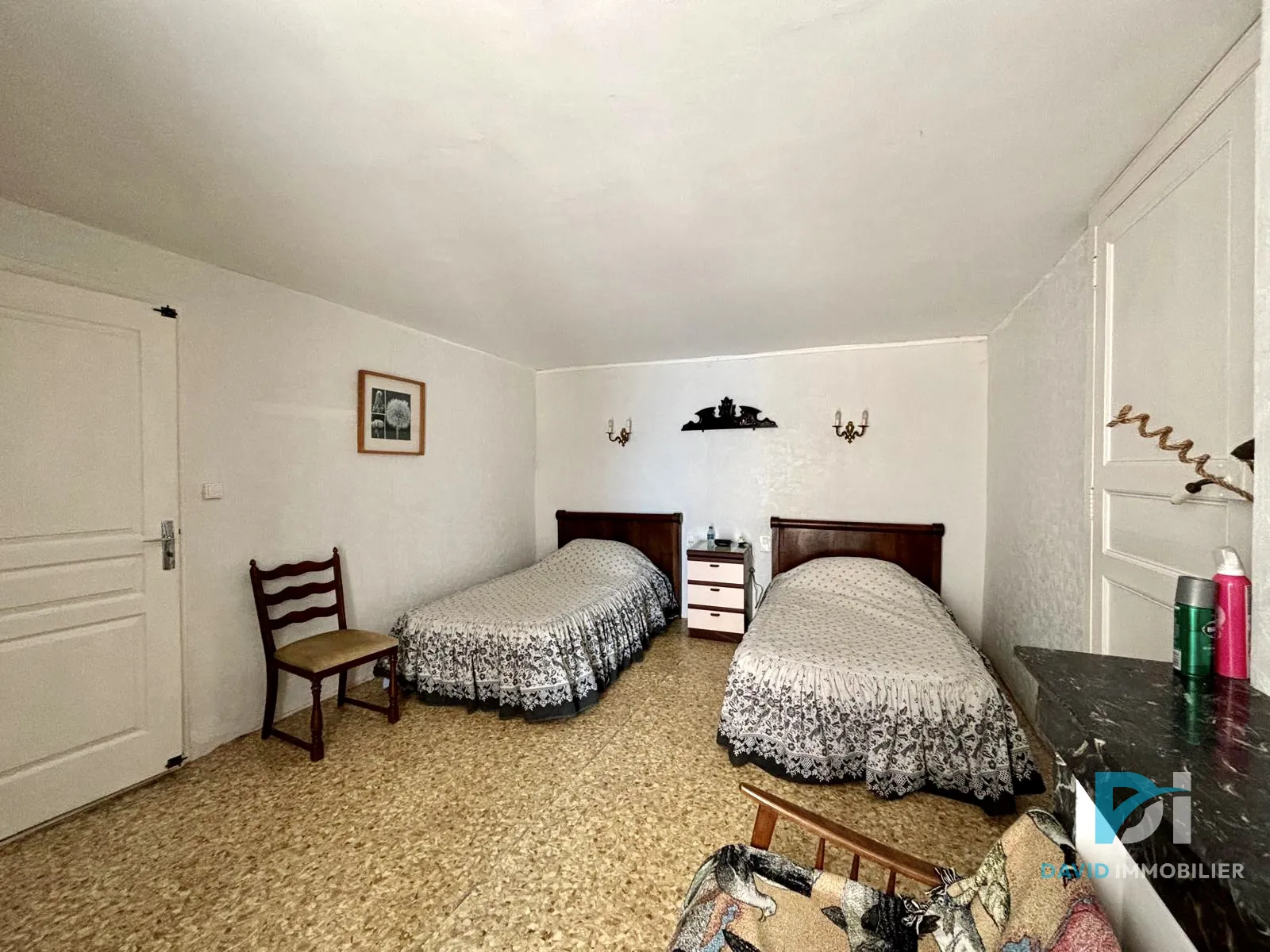 Large ensemble de deux maisons rénovées avec terrasse et garage à Alignan-du-Vent 