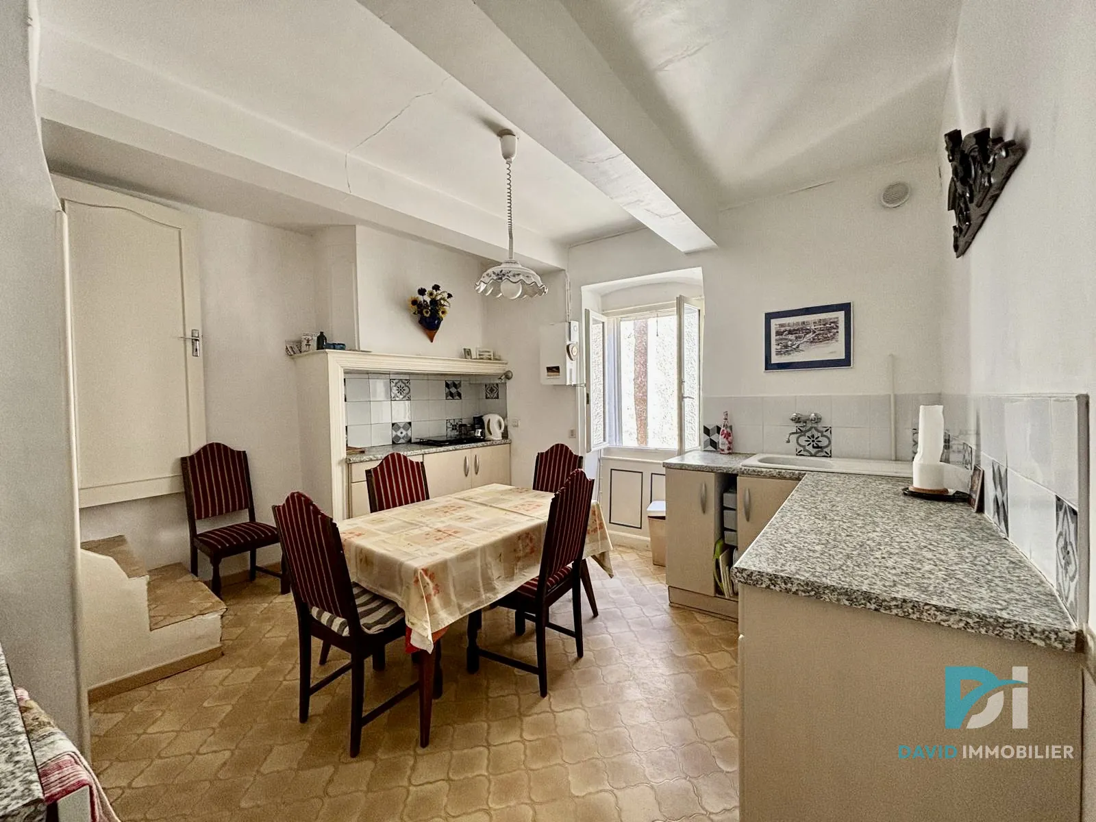 Large ensemble de deux maisons rénovées avec terrasse et garage à Alignan-du-Vent 