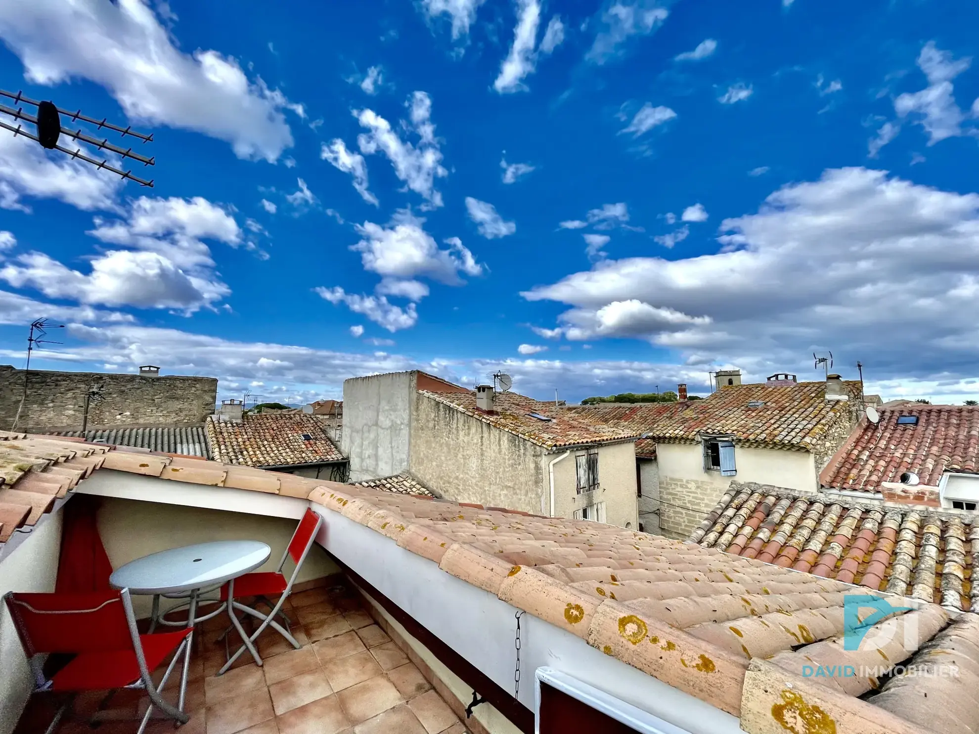 Large ensemble de deux maisons rénovées avec terrasse et garage à Alignan-du-Vent 