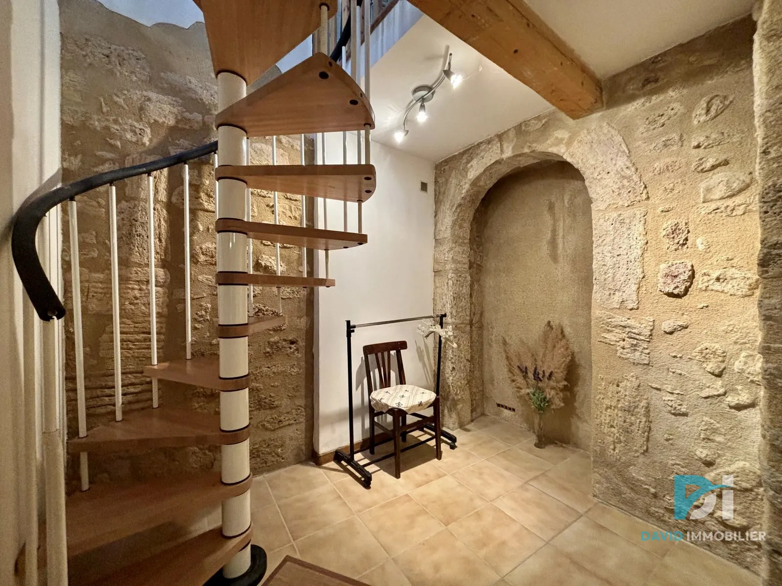 Large ensemble de deux maisons rénovées avec terrasse et garage à Alignan-du-Vent 