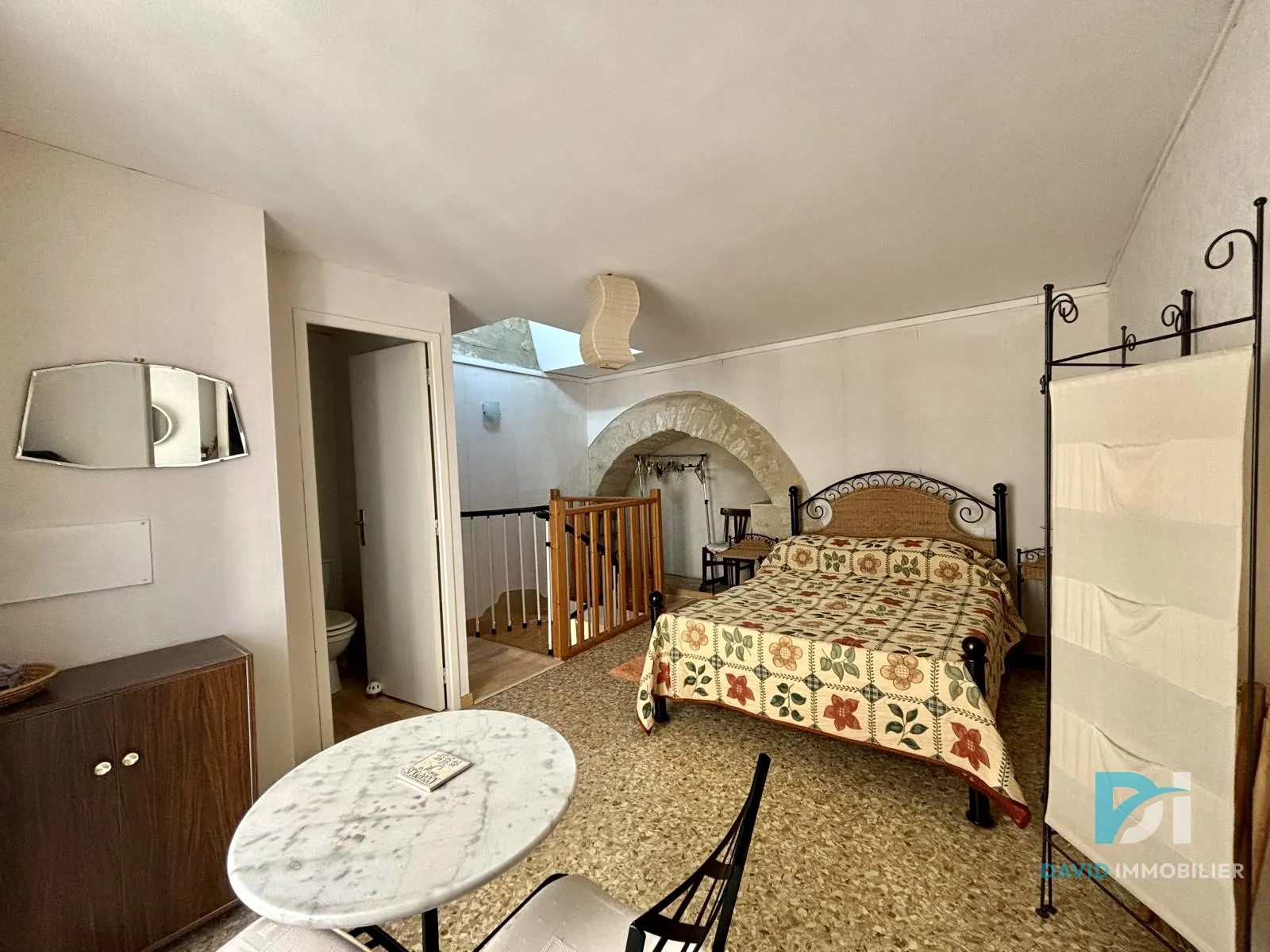 Large ensemble de deux maisons rénovées avec terrasse et garage à Alignan-du-Vent 