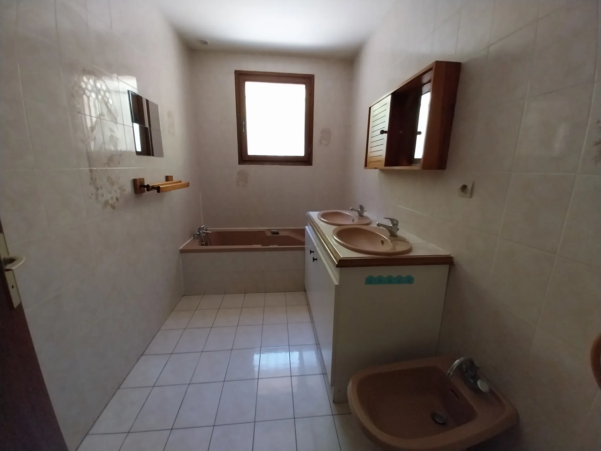 Maison familiale à Chancelade avec vue exceptionnelle et grands volumes 