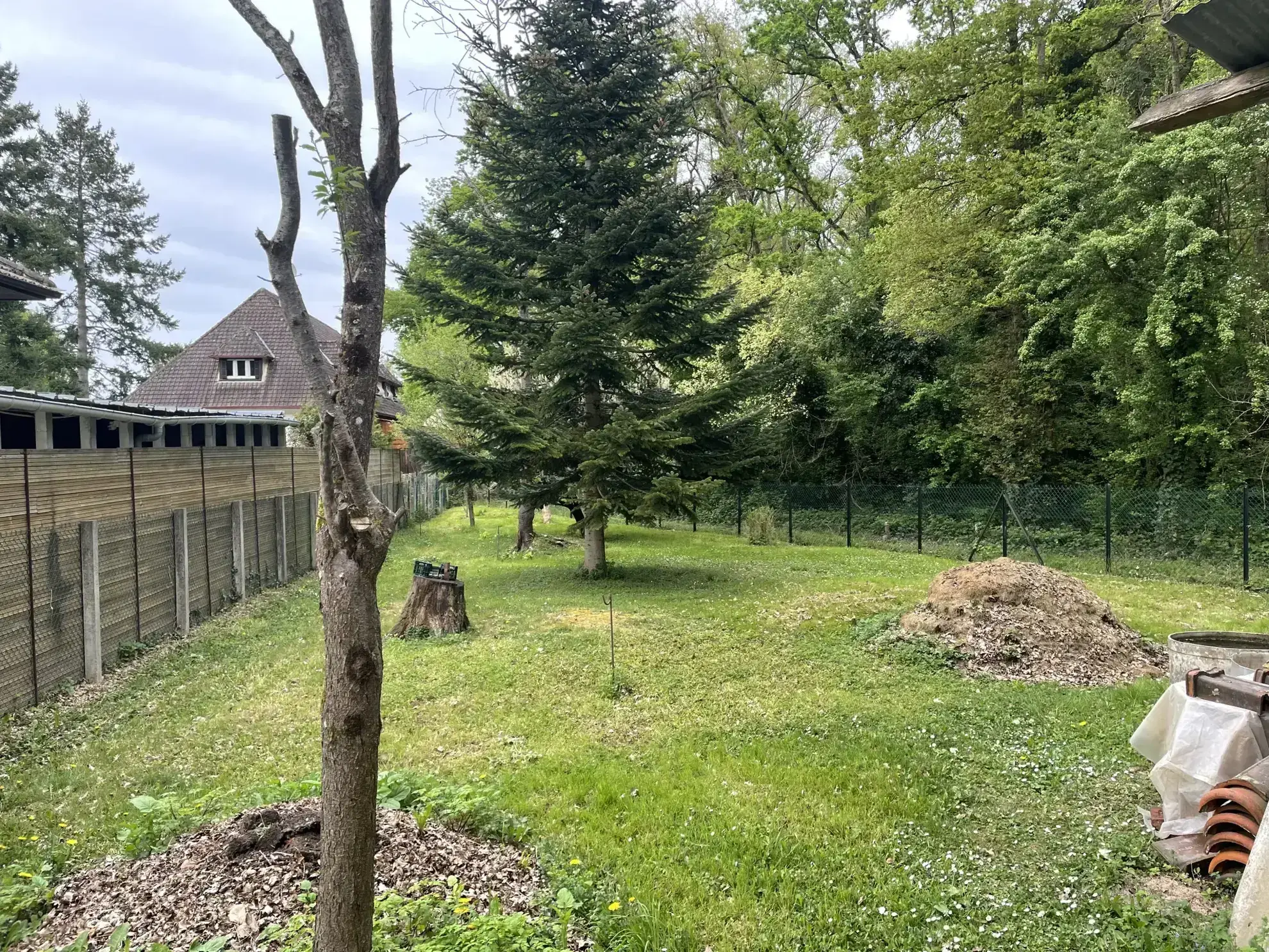 Terrain constructible de 844 m² à Saint-Fargeau Village proche commodités 