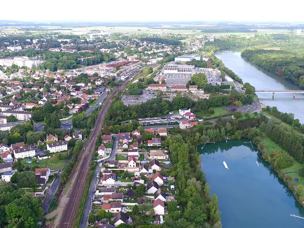 Terrain constructible de 844 m² à Saint-Fargeau Village proche commodités 