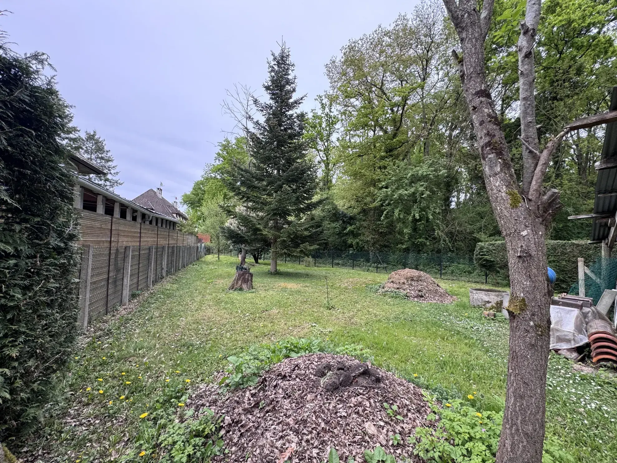 Terrain constructible de 844 m² à Saint-Fargeau Village proche commodités 