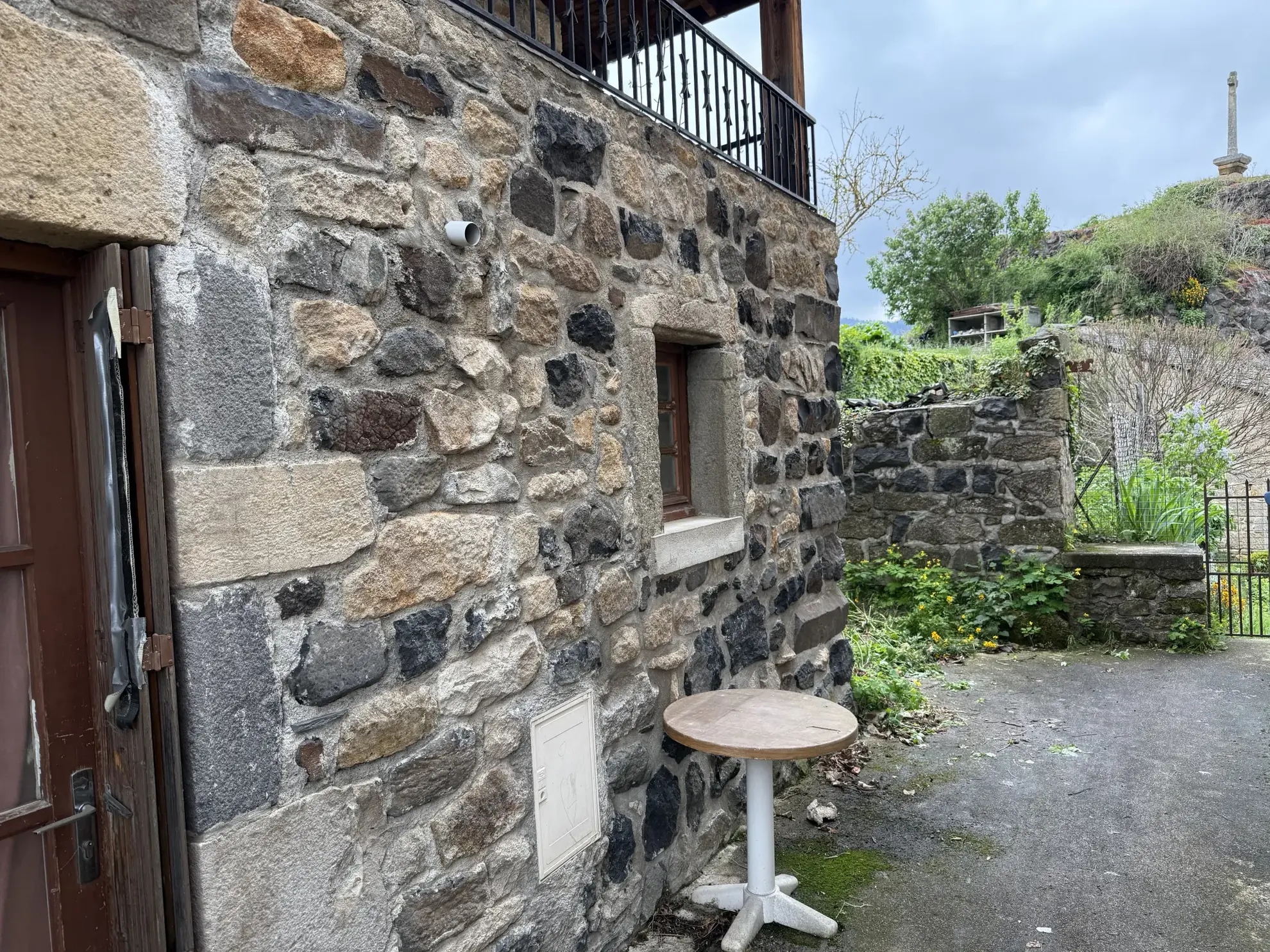 Maison de village à Saint-Julien-Chapteuil - 3 chambres, terrasse et potentiel 