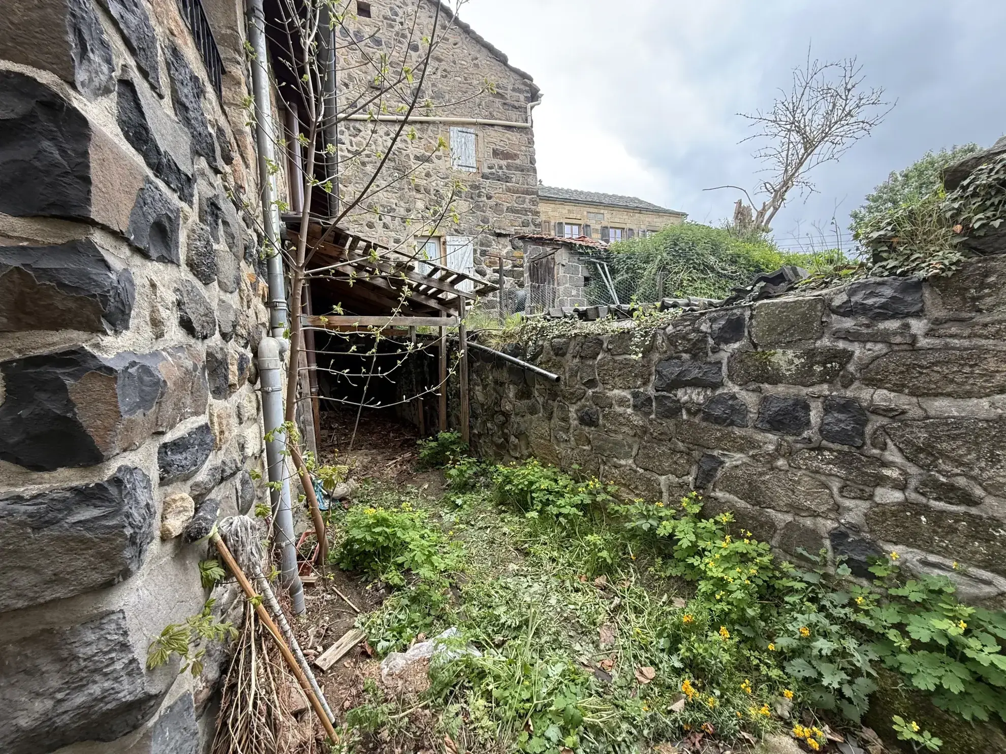 Maison de village à Saint-Julien-Chapteuil - 3 chambres, terrasse et potentiel 