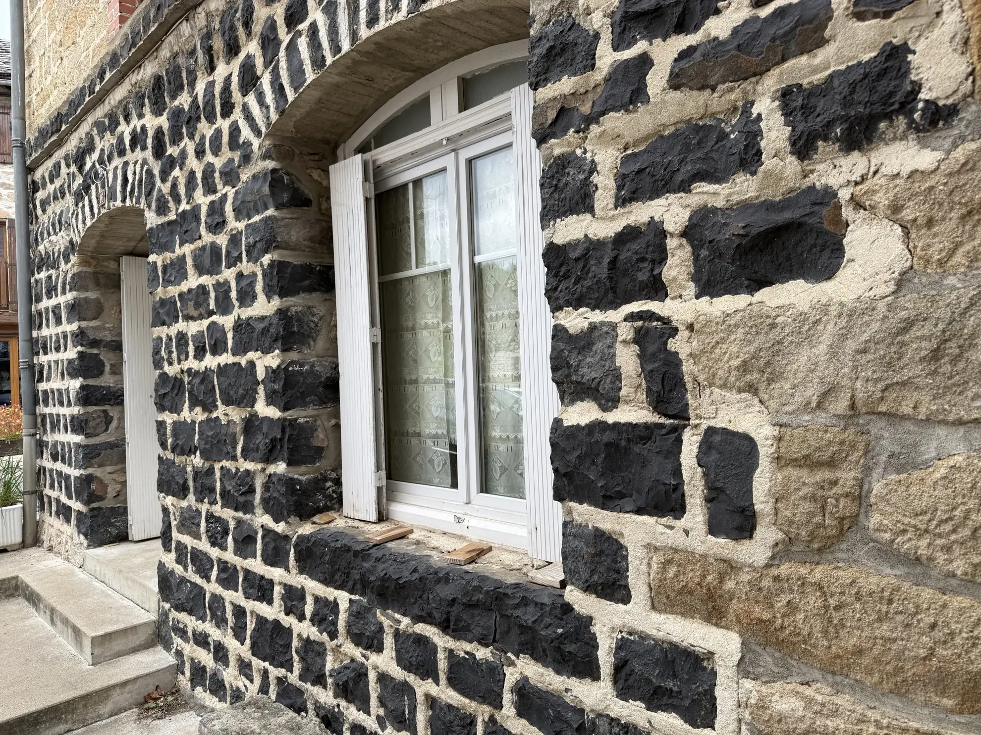 Maison de village à Saint-Julien-Chapteuil - 3 chambres, terrasse et potentiel 