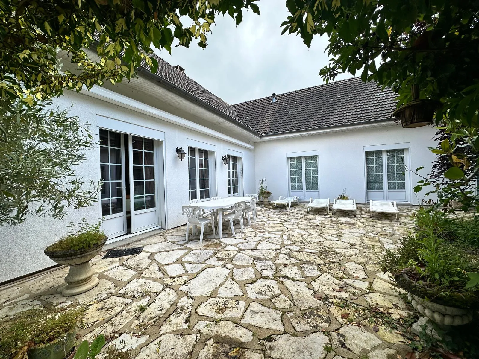 Belle maison avec piscine à Joigny, grand jardin et sous-sol complet 