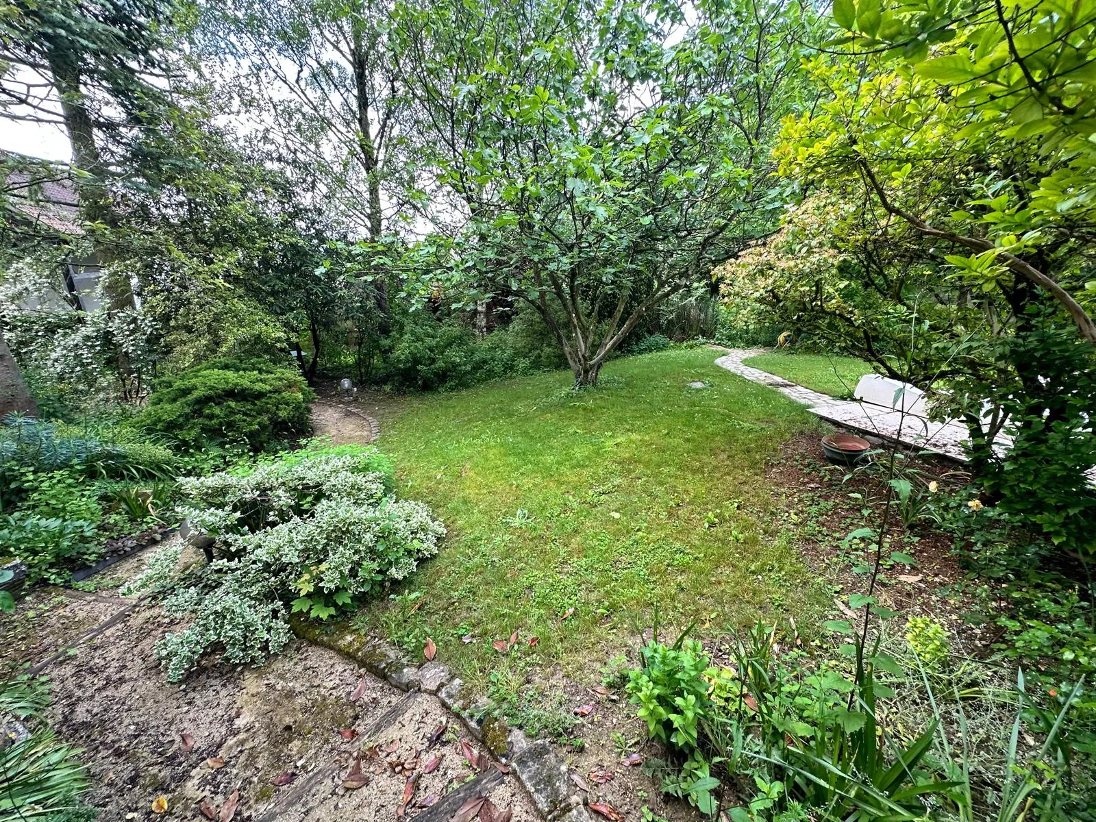 Belle maison avec piscine à Joigny, grand jardin et sous-sol complet 