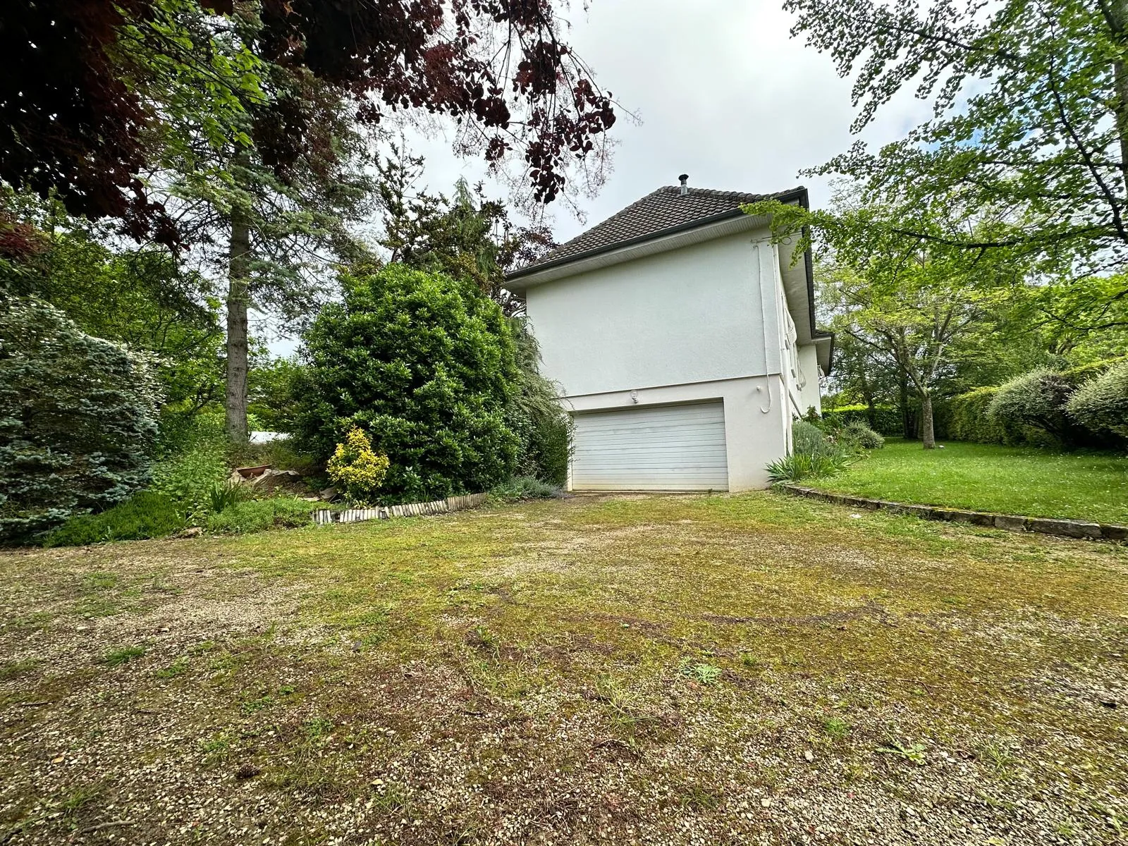 Belle maison avec piscine à Joigny, grand jardin et sous-sol complet 