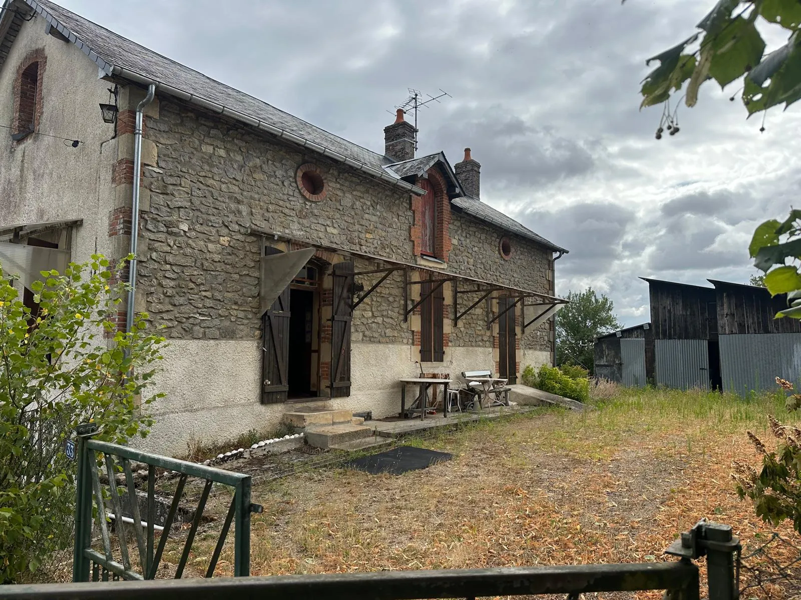Maison de campagne isolée à Cercy-la-Tour avec terrain arboré et potentiel d'aménagement 