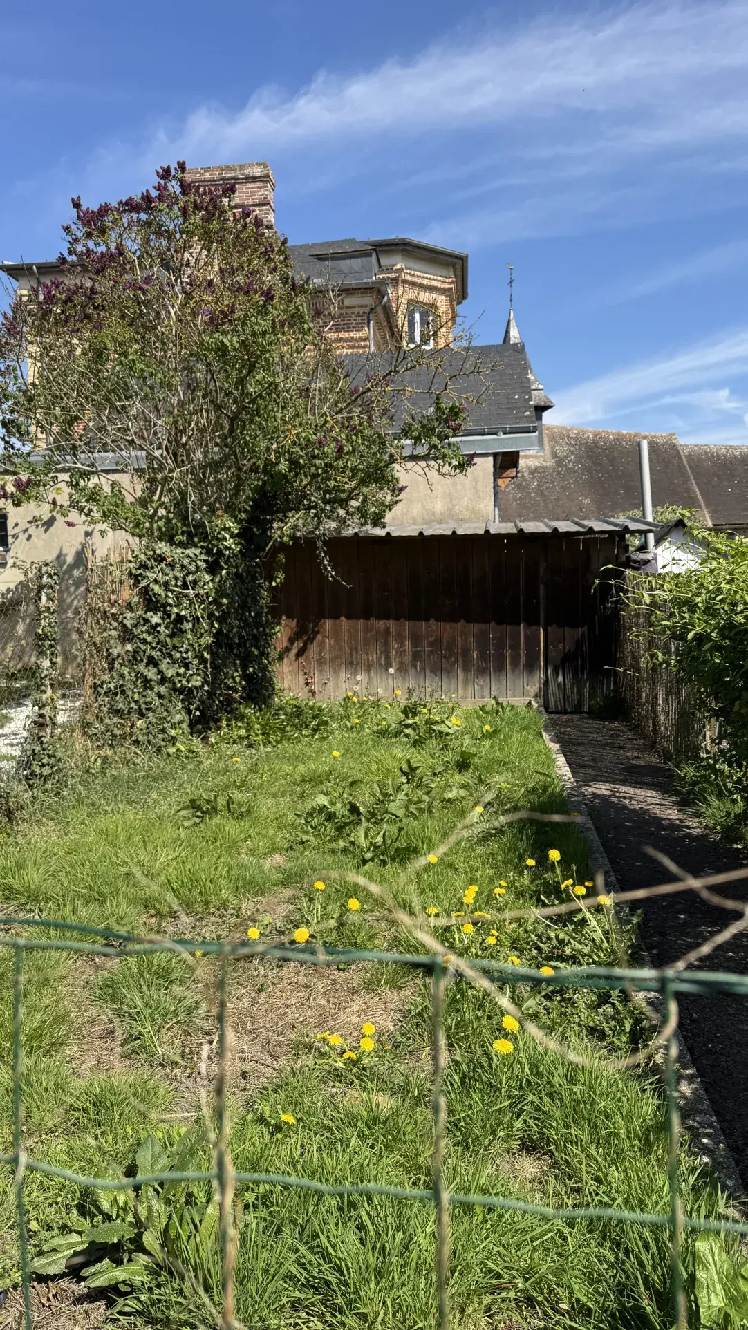 Charmante maison à Pont l'Évêque proche du centre, idéale pour investissement ou résidence secondaire 