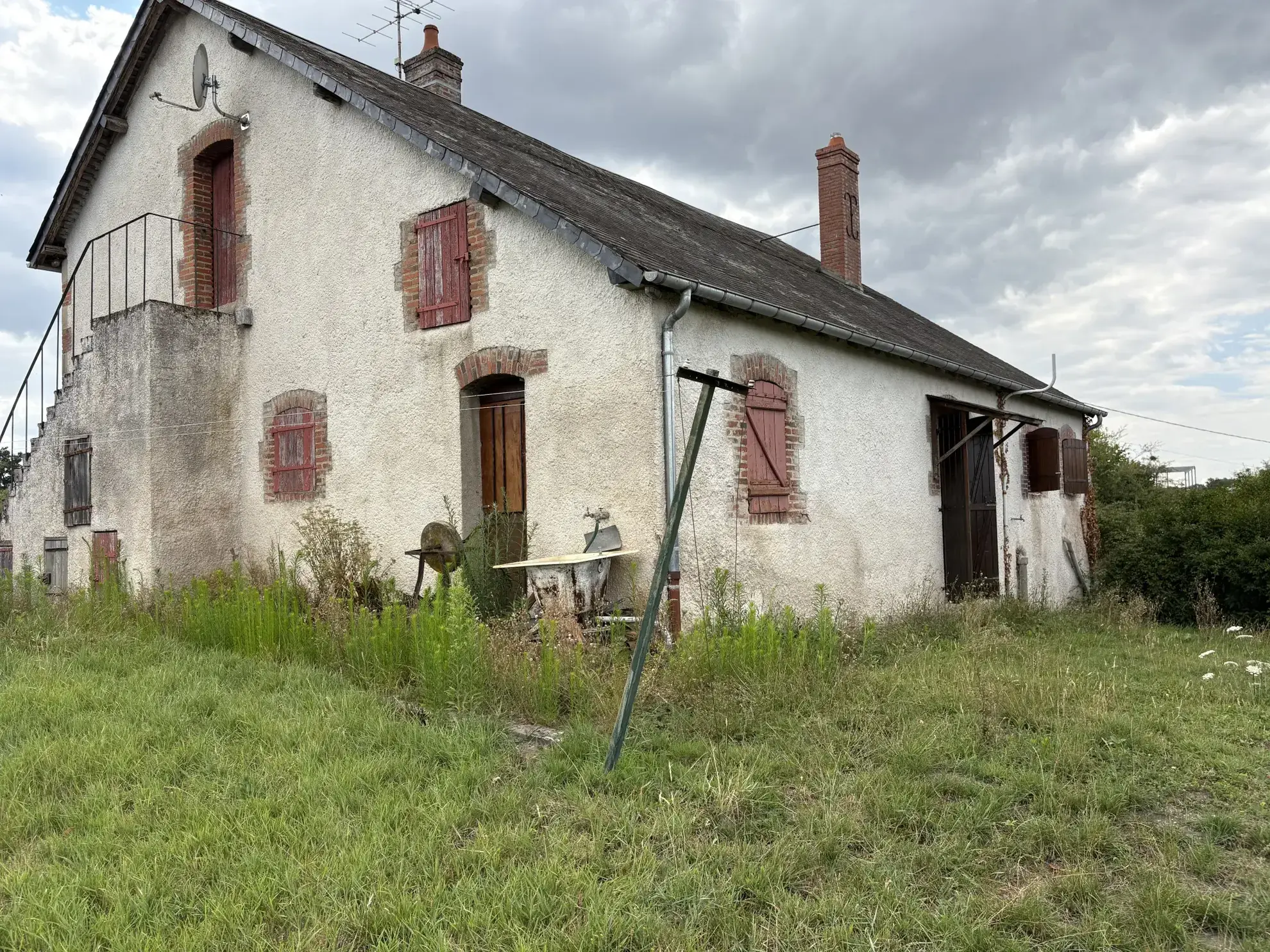 Maison de campagne isolée à Cercy-la-Tour avec terrain arboré et potentiel d'aménagement 