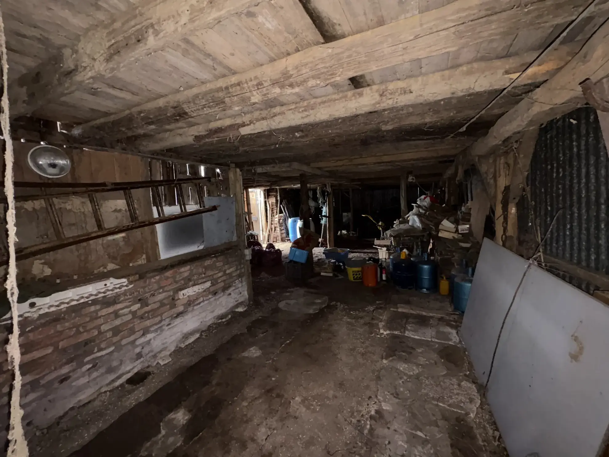 Maison de campagne isolée à Cercy-la-Tour avec terrain arboré et potentiel d'aménagement 