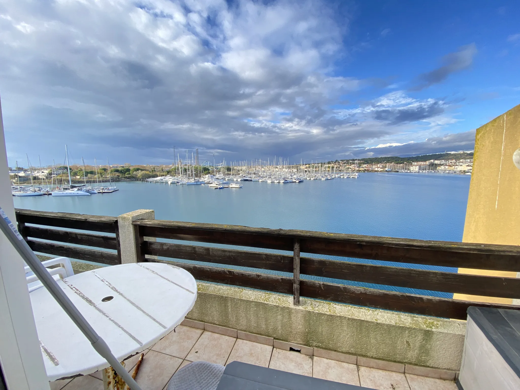 Appartement T2 avec cabine, vue baie, terrasse et parking à Le Cap d'Agde 