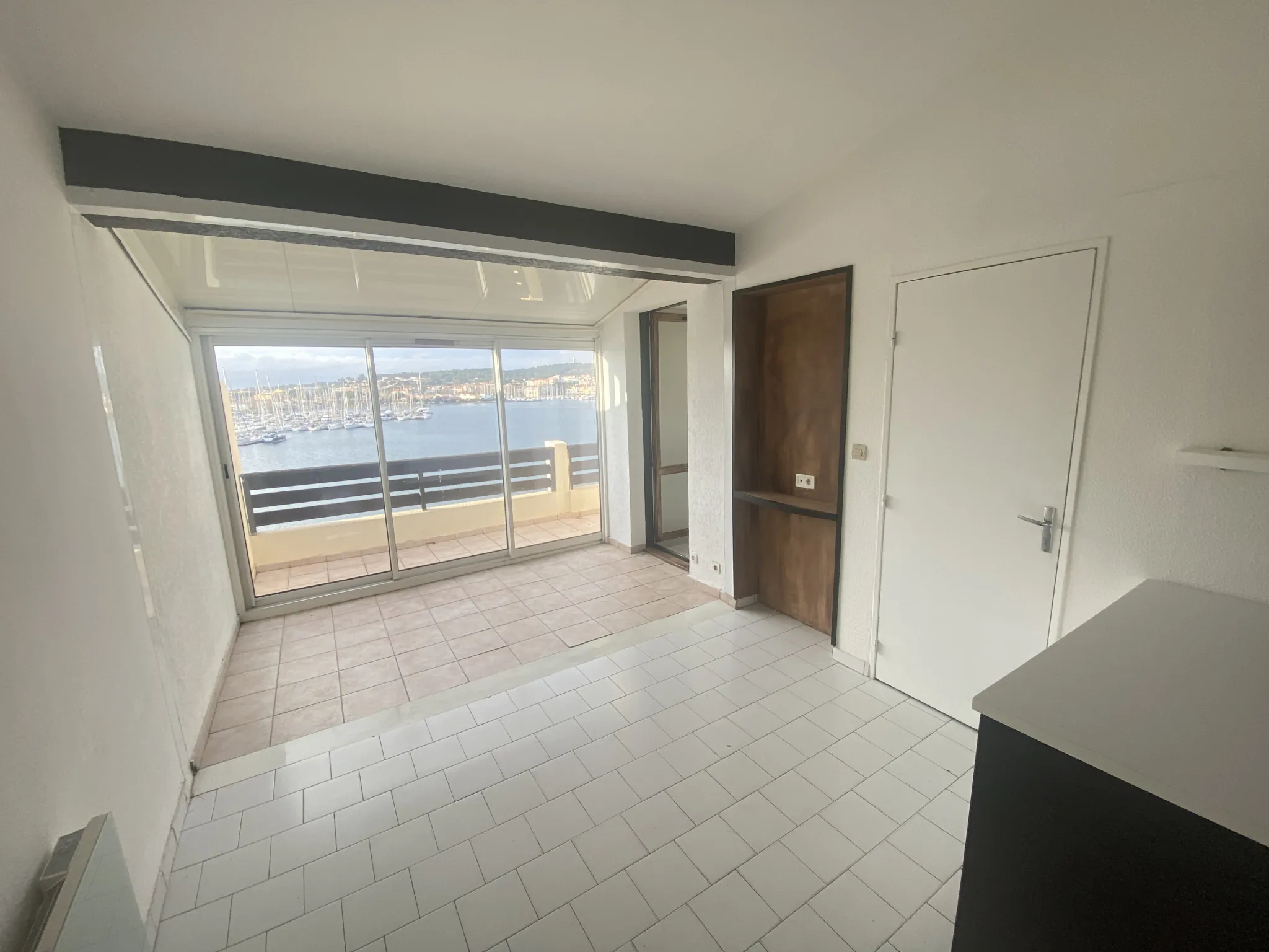 Appartement T2 avec cabine, vue baie, terrasse et parking à Le Cap d'Agde 