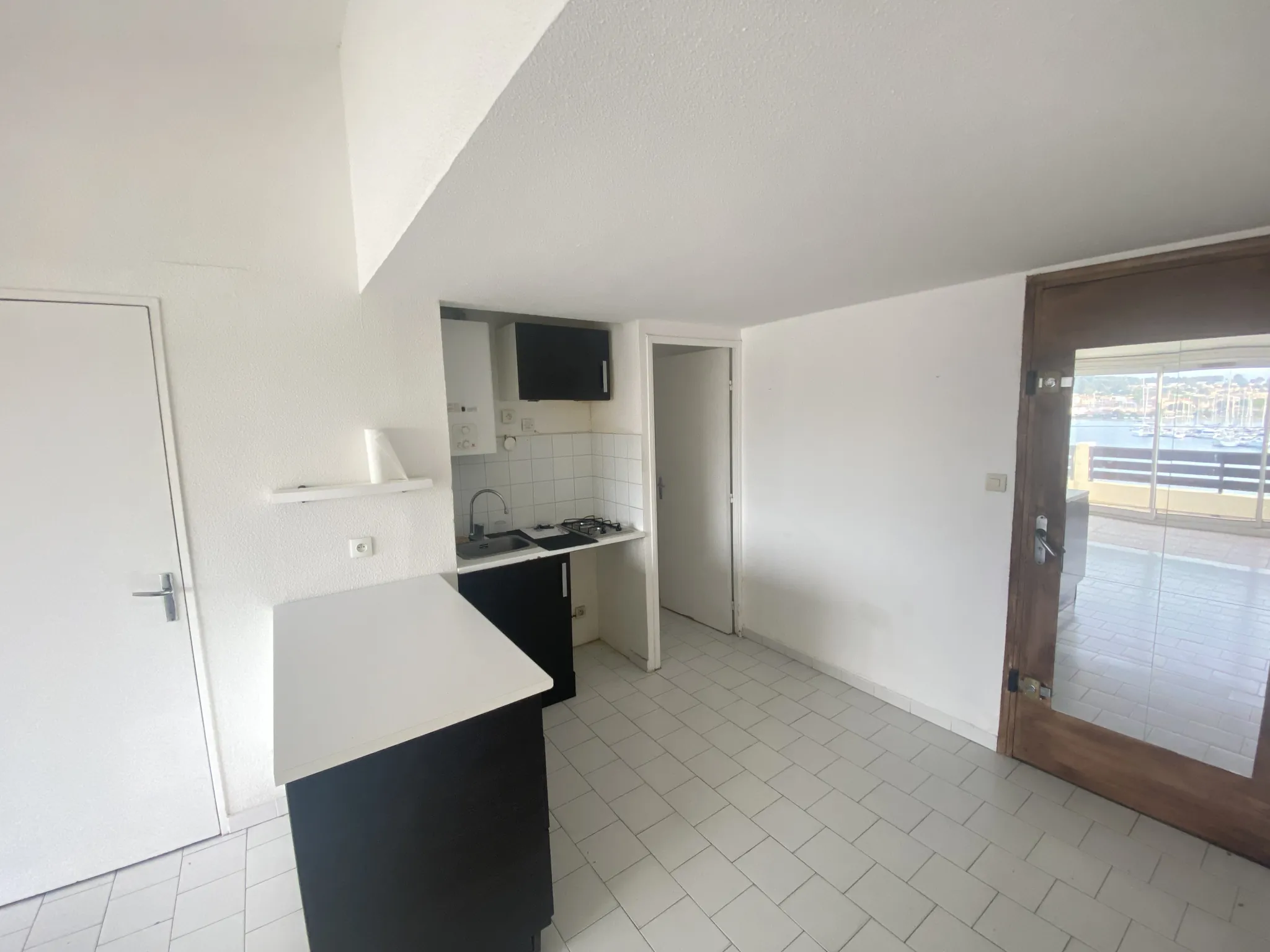 Appartement T2 avec cabine, vue baie, terrasse et parking à Le Cap d'Agde 