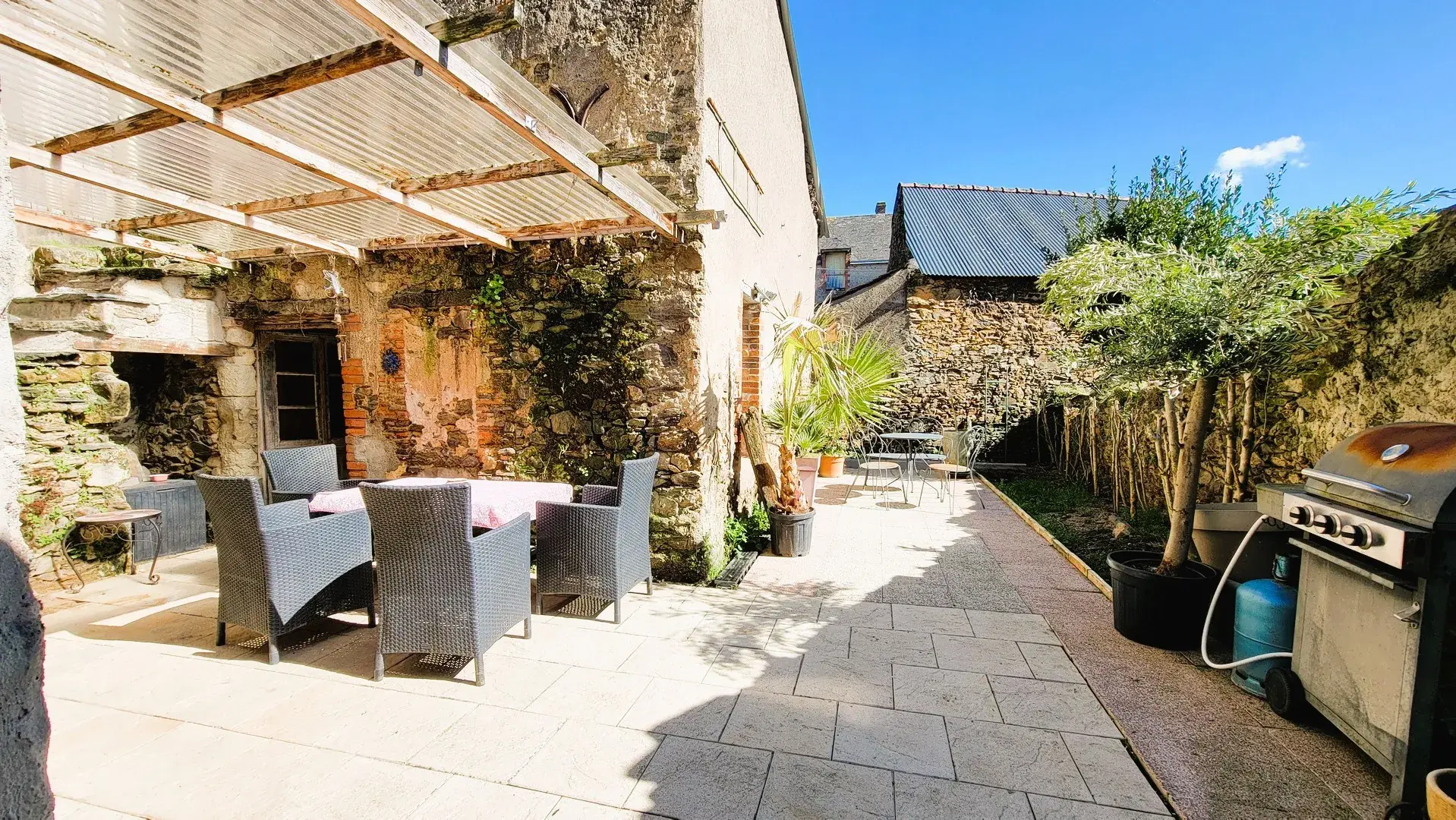 Maison ancienne rénovée à Saint Lambert du Lattay - Coup de cœur garanti 