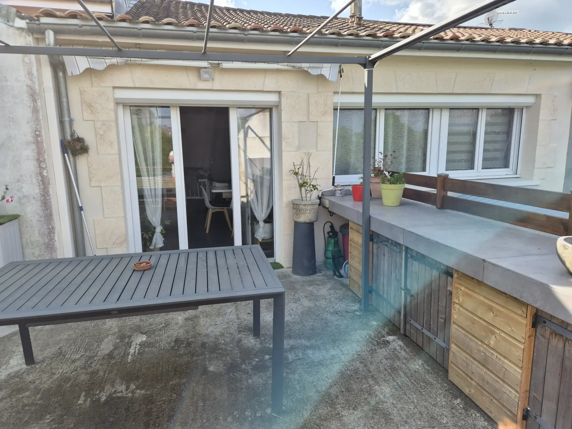 Maison rénovée de 83 m² avec terrasse, jardin et piscine à La Sauve 