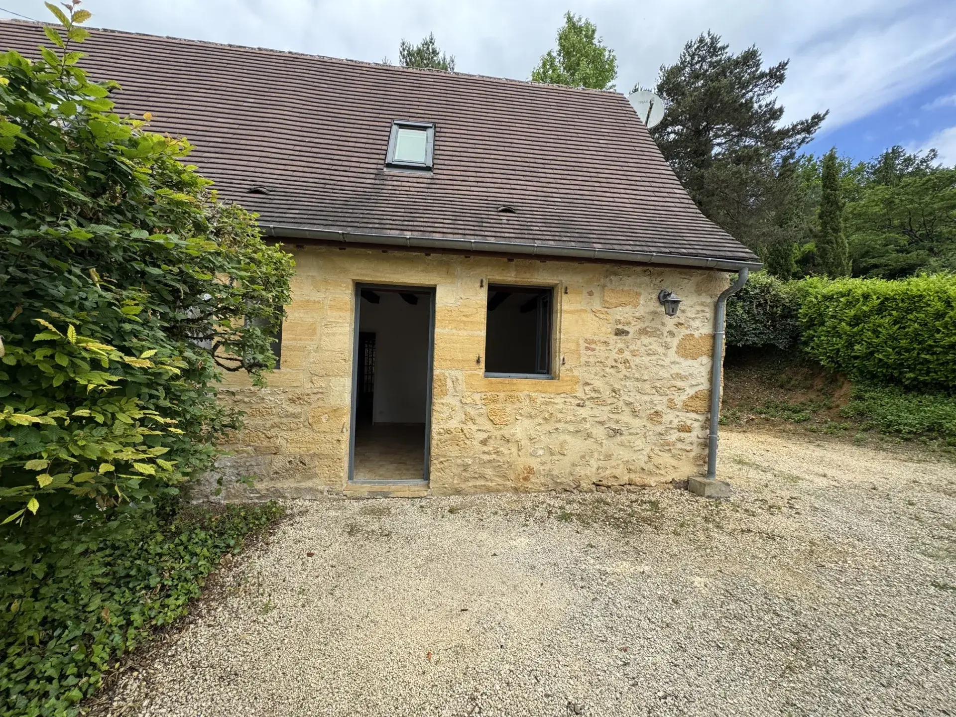 Maison en pierres à Sarlat avec deux appartements et grand terrain – Investissement ou résidence 