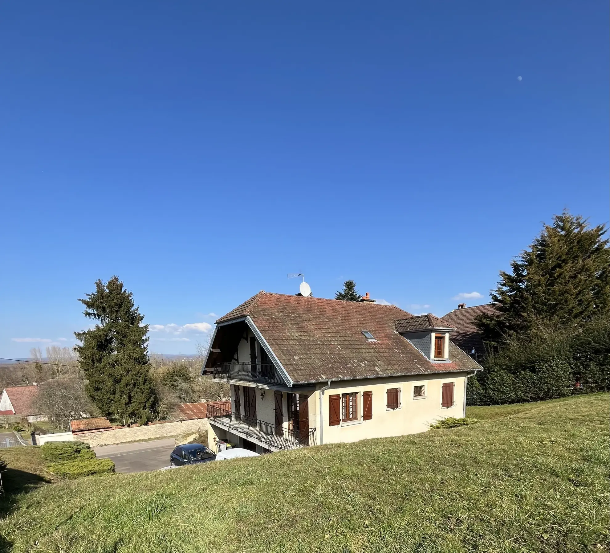 Maison familiale de 193 m² à Quers avec terrain arboré et sous-sol aménageable 