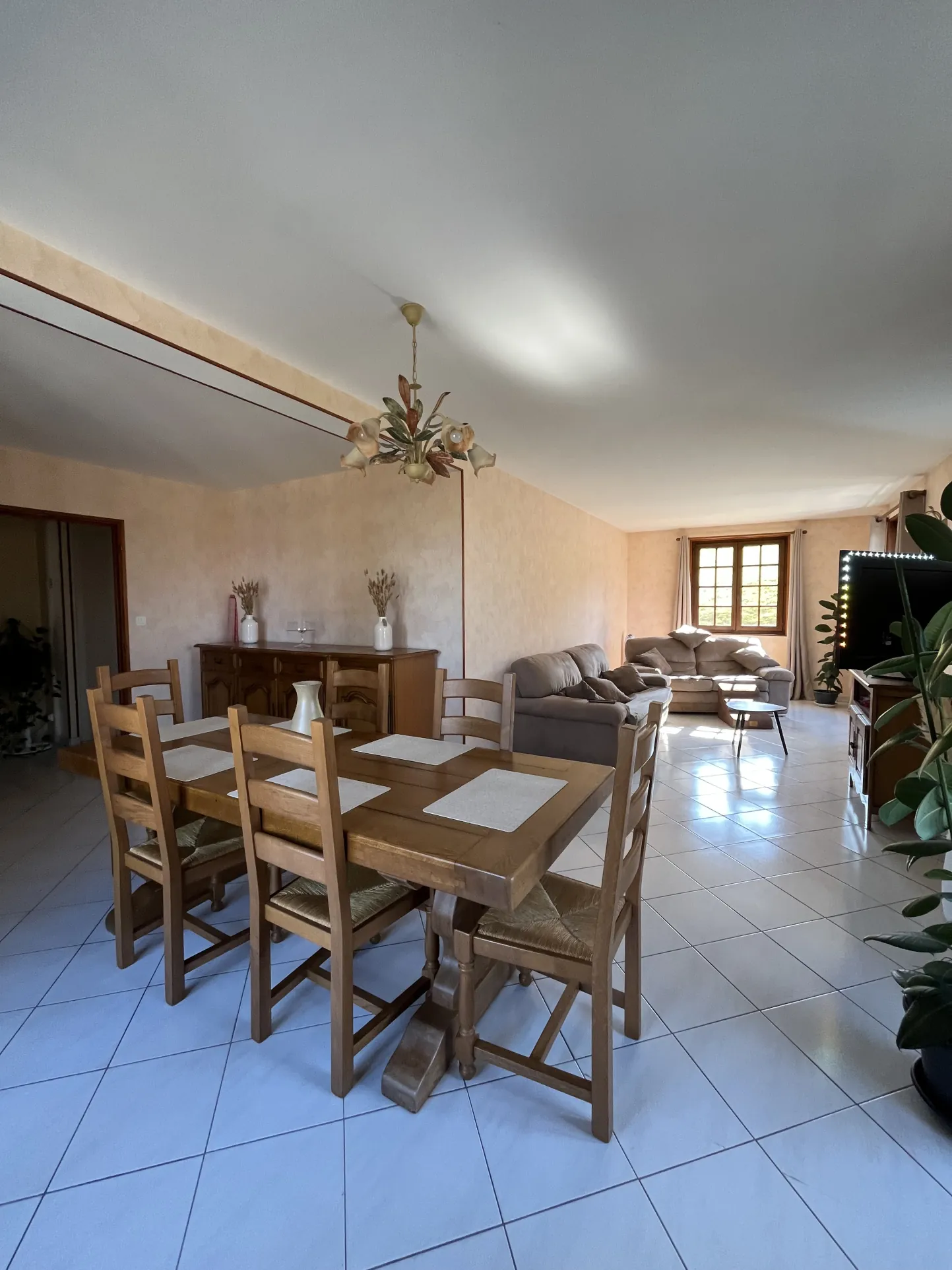 Maison familiale de 193 m² à Quers avec terrain arboré et sous-sol aménageable 