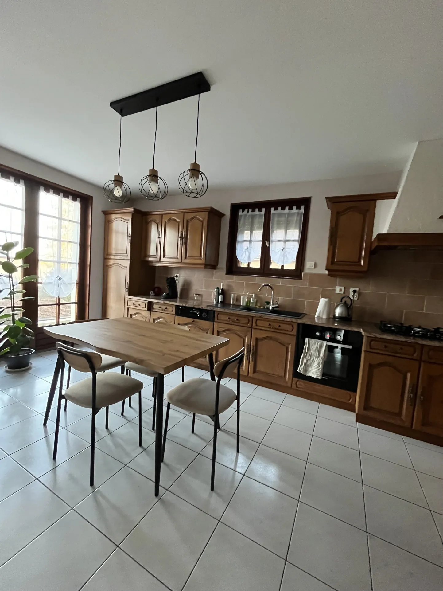 Maison familiale de 193 m² à Quers avec terrain arboré et sous-sol aménageable 