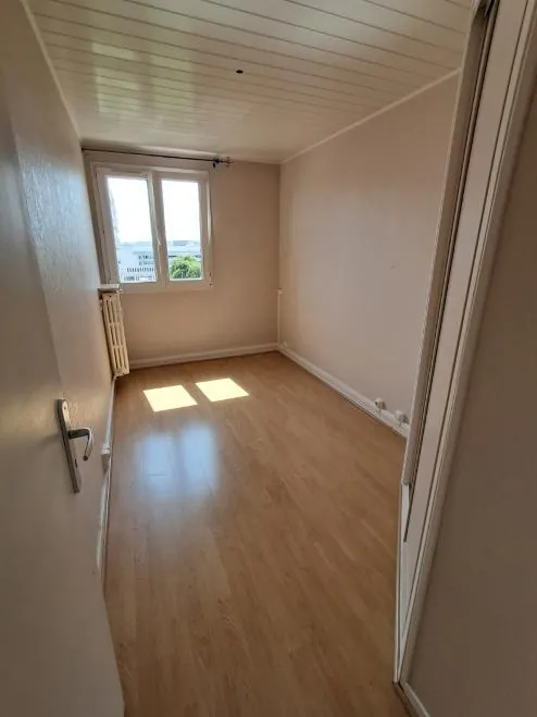 Appartement de 66 m² avec garage et balcon à Troyes, proche du centre-ville 