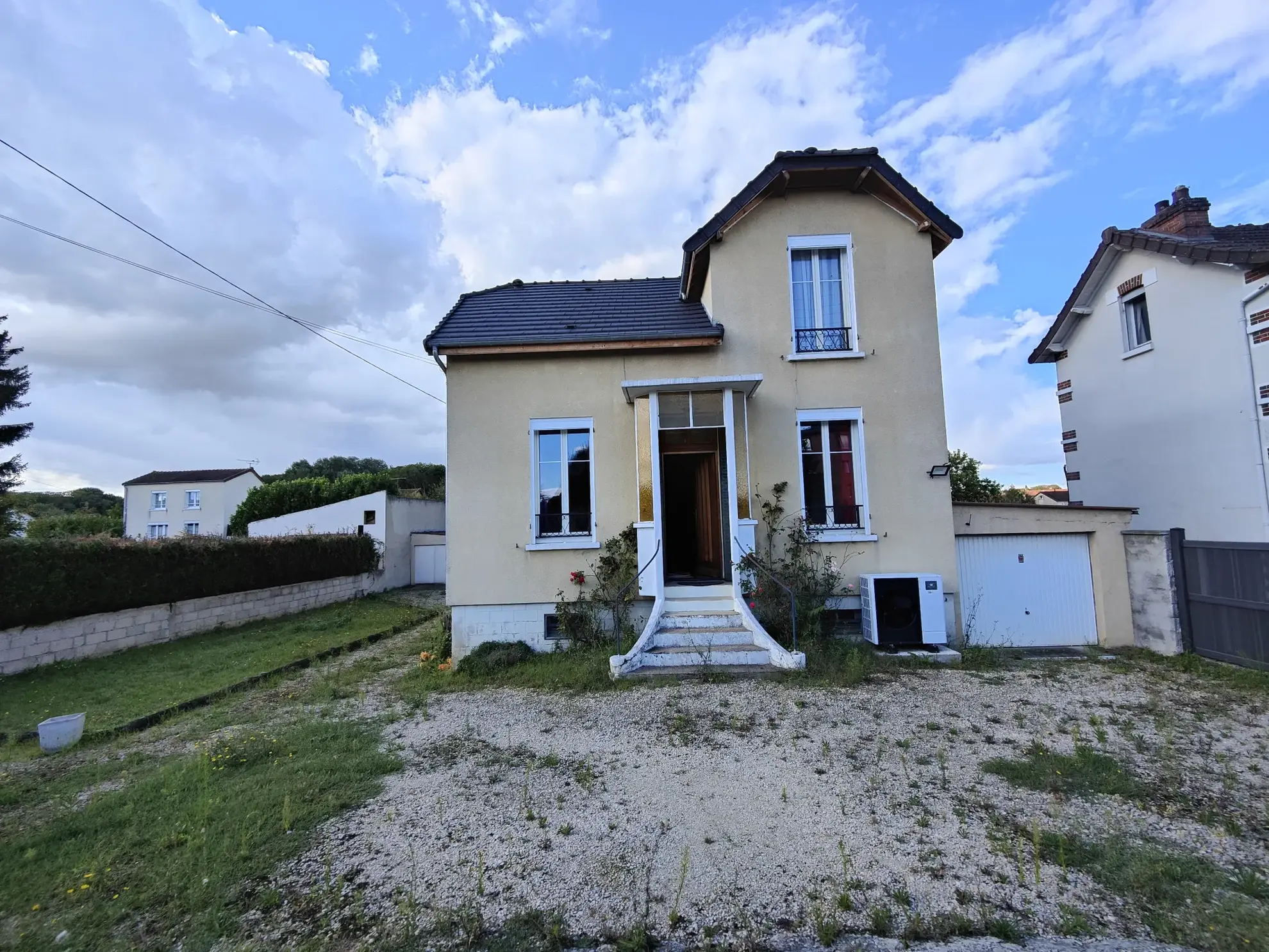 Maison avec grand terrain et double garage à Migennes, 5 pièces