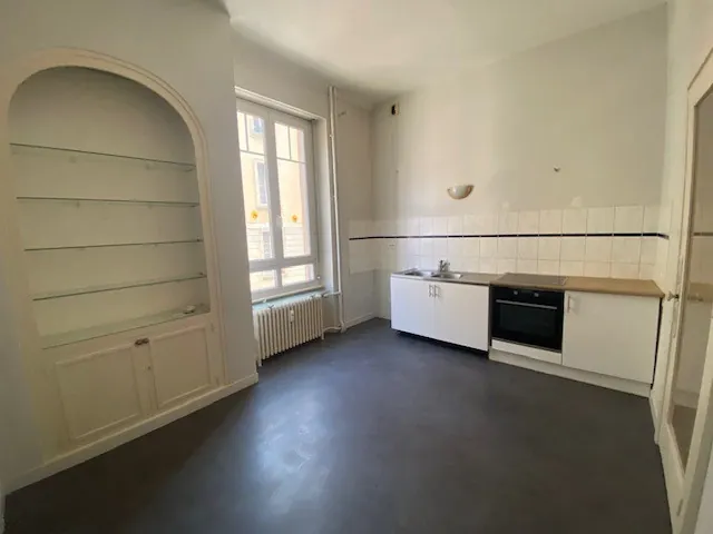 Appartement T6 à Belfort avec jardin et parking - Rénovation à prévoir 