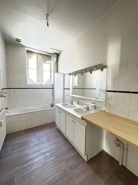 Appartement T6 à Belfort avec jardin et parking - Rénovation à prévoir 