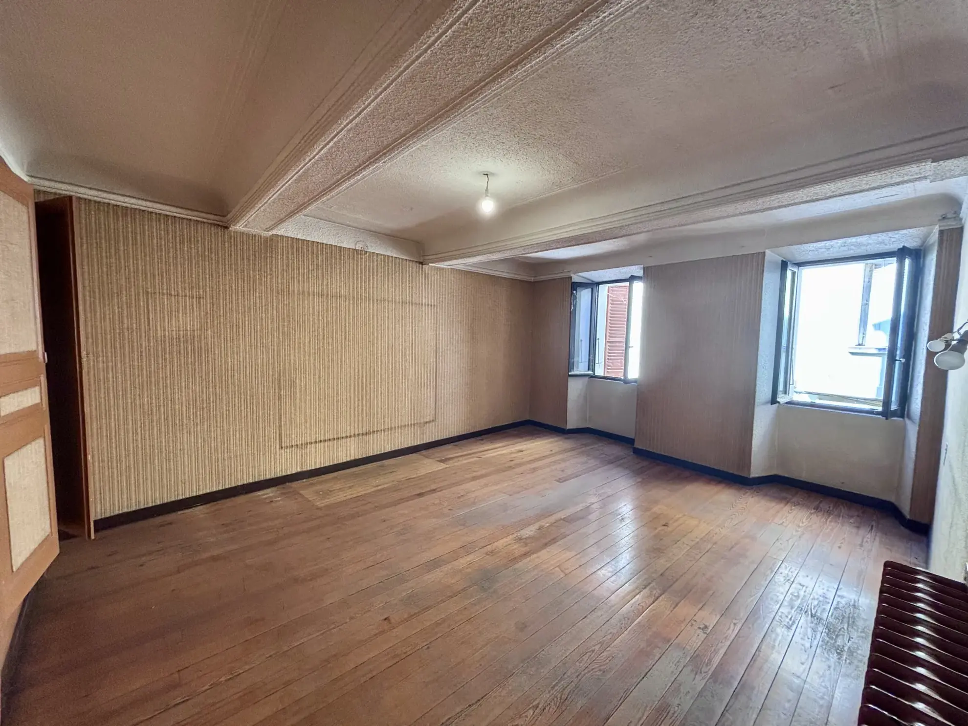 Appartement T4 à vendre au centre-ville de Laragne-Montéglin 