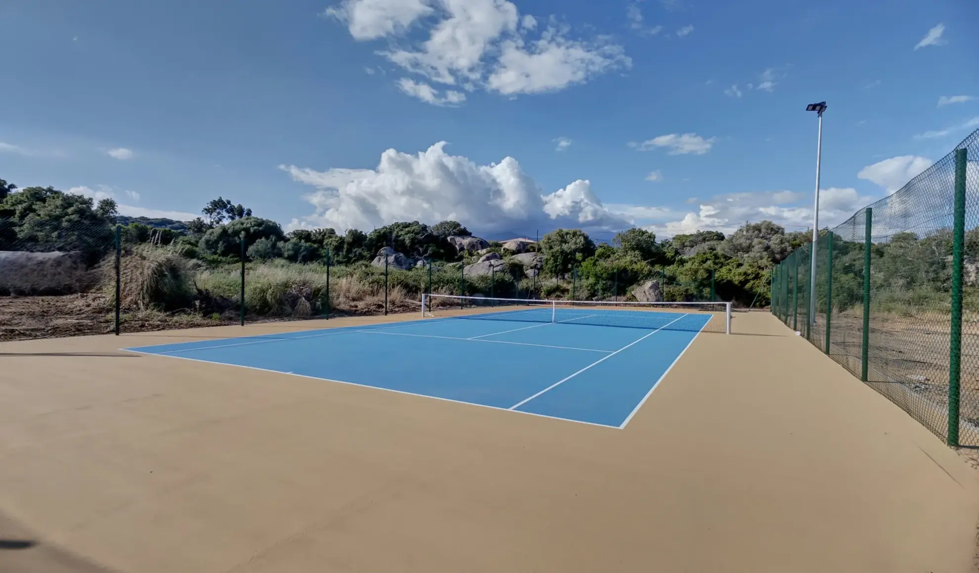 Vue exceptionnelle sur la plage à Pianottoli-Caldarello : résidence haut standing avec piscine et sport 