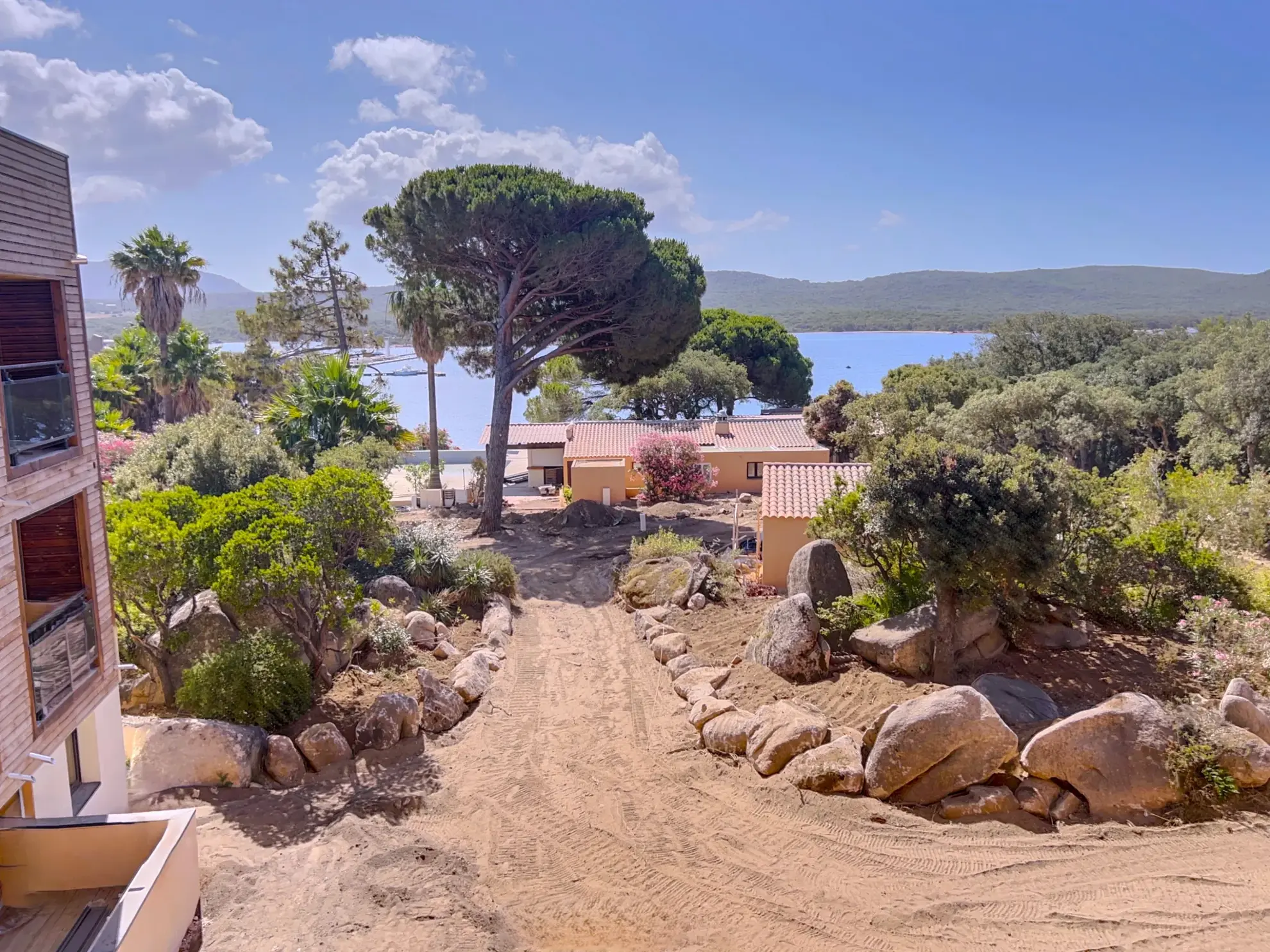 Vue exceptionnelle sur la plage à Pianottoli-Caldarello : résidence haut standing avec piscine et sport 