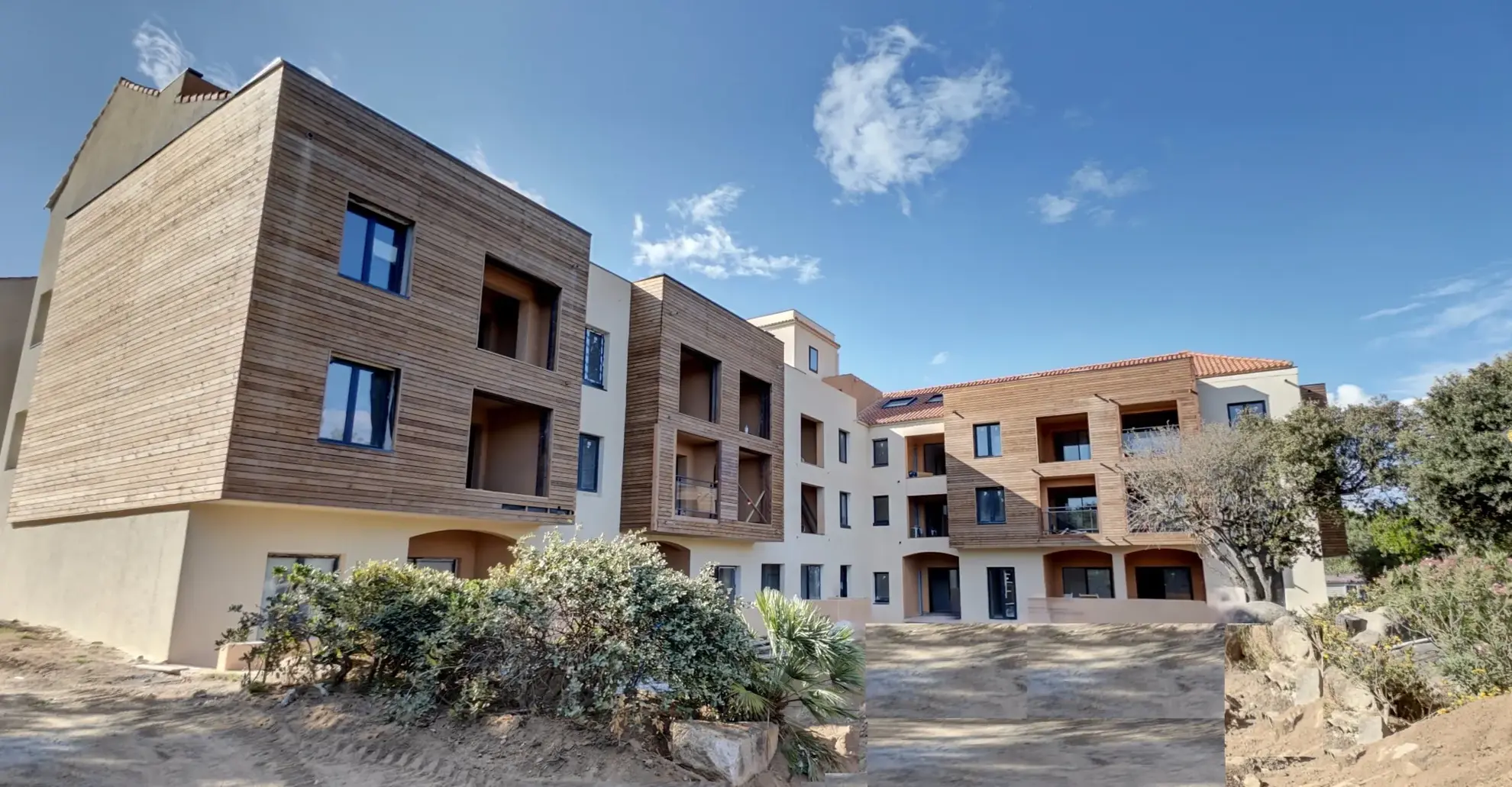 Vue exceptionnelle sur la plage à Pianottoli-Caldarello : résidence haut standing avec piscine et sport