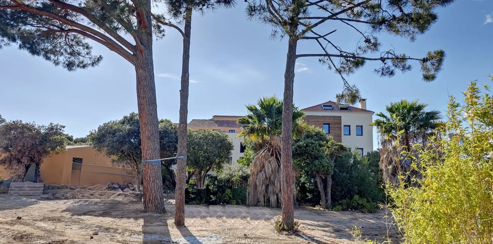 Vue exceptionnelle sur la plage à Pianottoli-Caldarello : résidence haut standing avec piscine et sport 